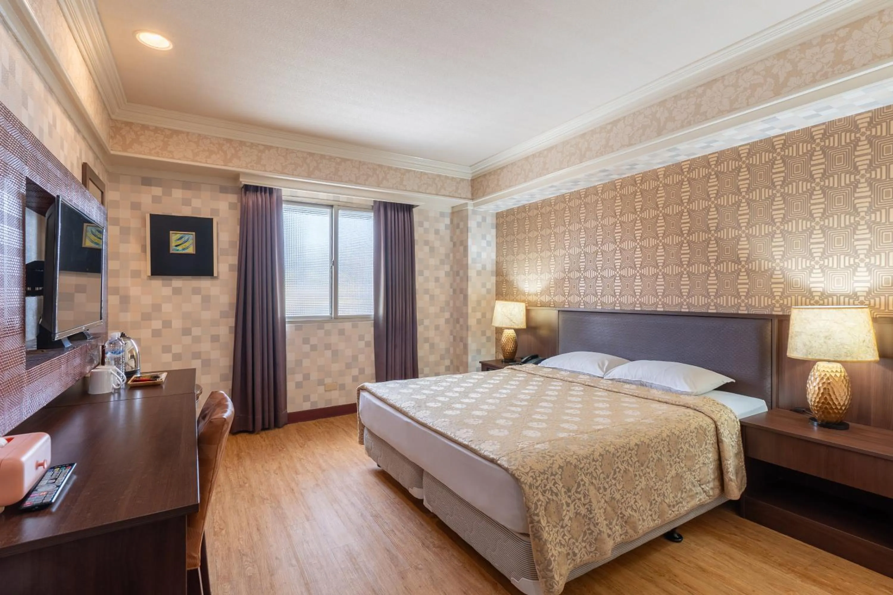 Photo of the whole room, Bed in Hamilton Hotel