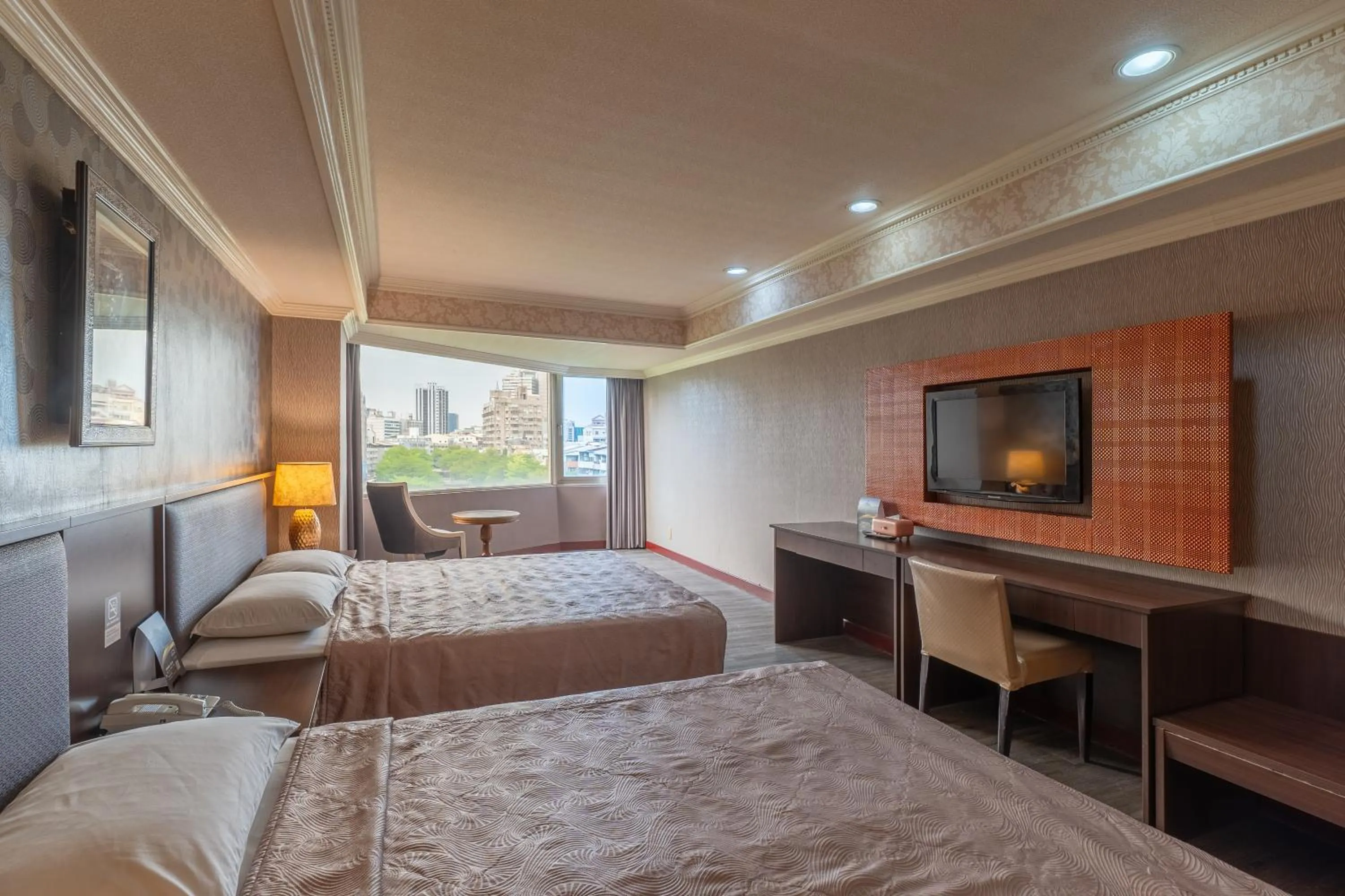 Photo of the whole room, Bed in Hamilton Hotel