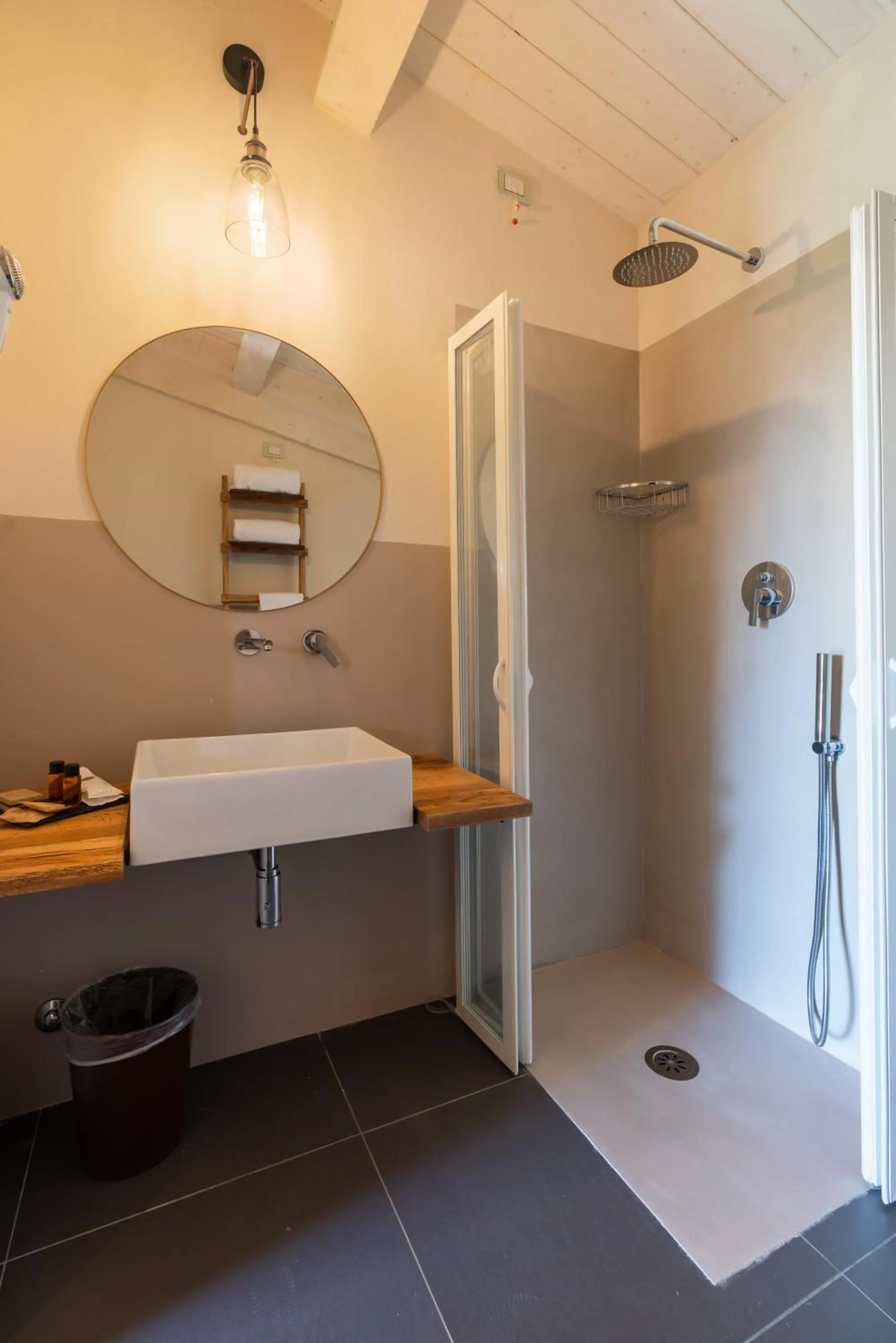 Shower in Podere Maremma Spa & Ristorante