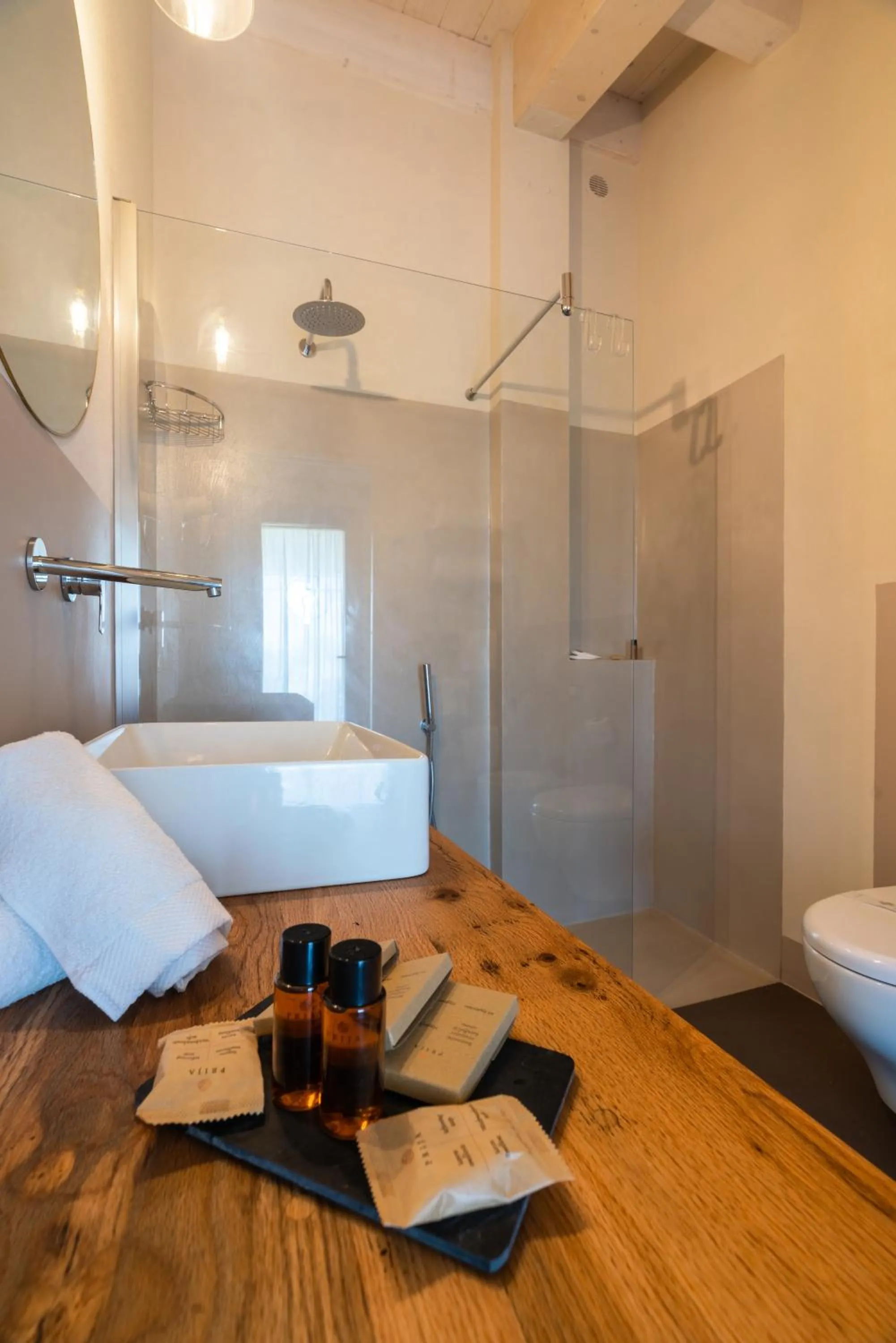 Shower, Bed in Podere Maremma Spa & Ristorante