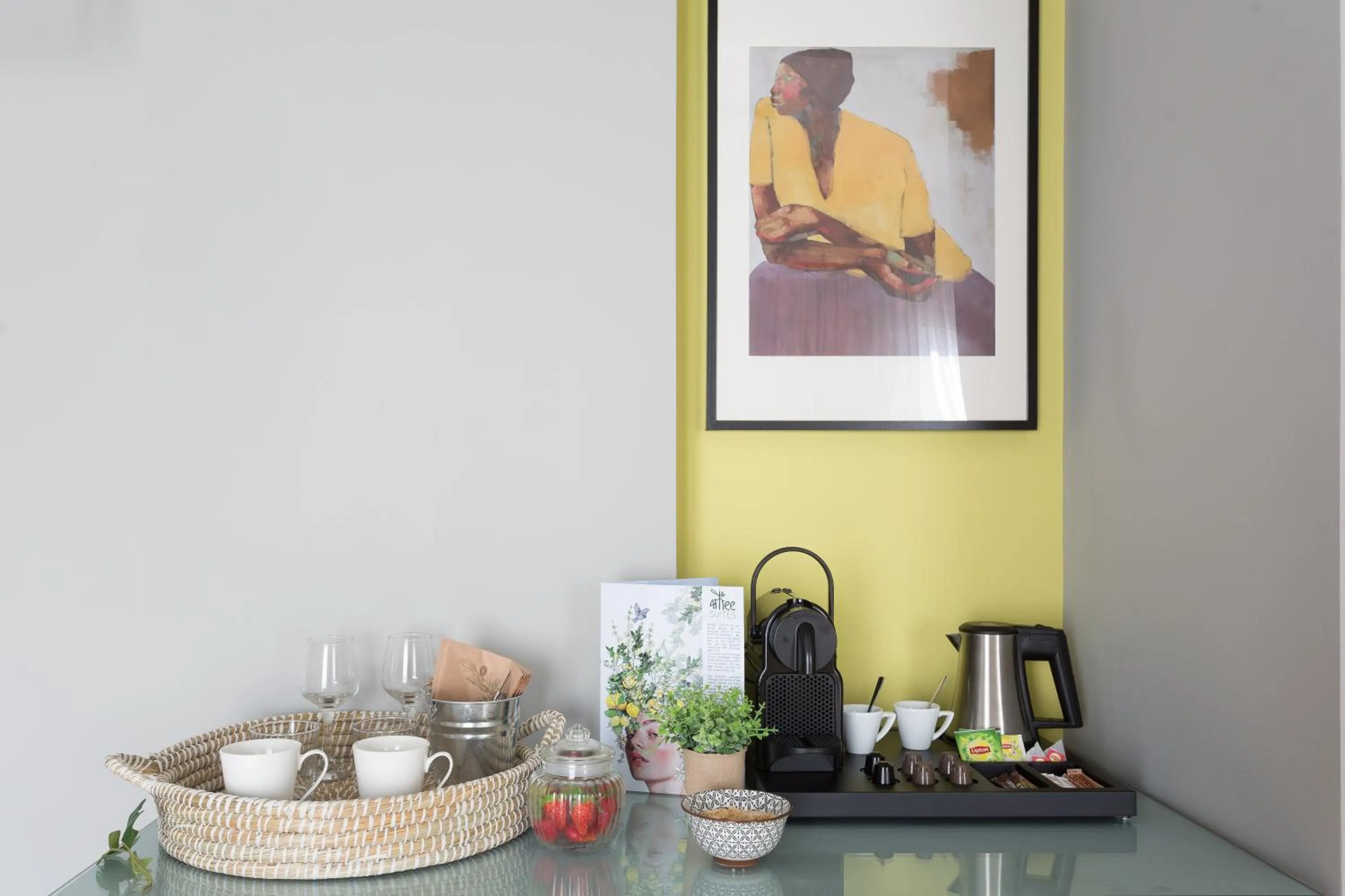 Coffee/tea facilities in Artree Suites