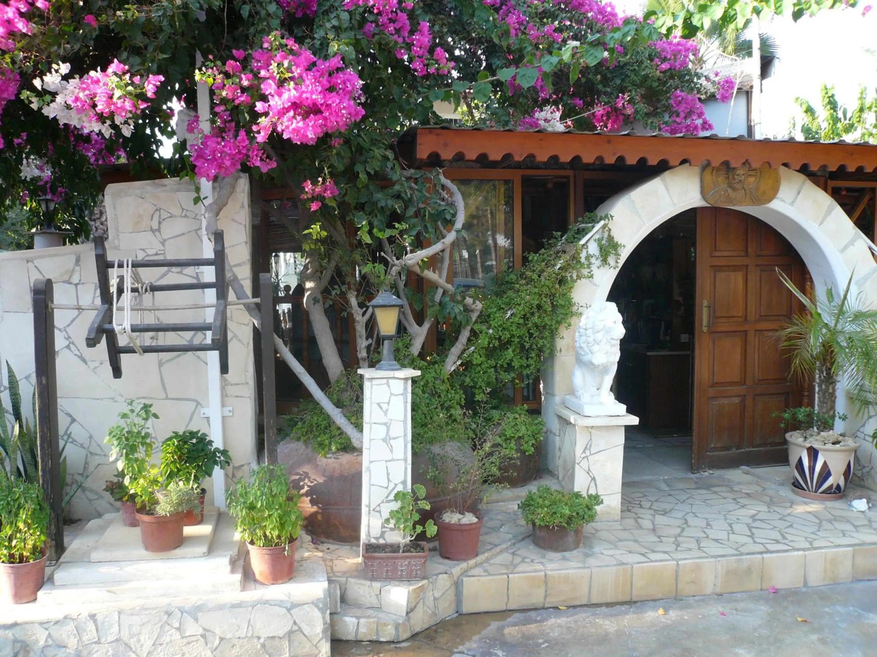 Facade/entrance in Greenfields Country Club