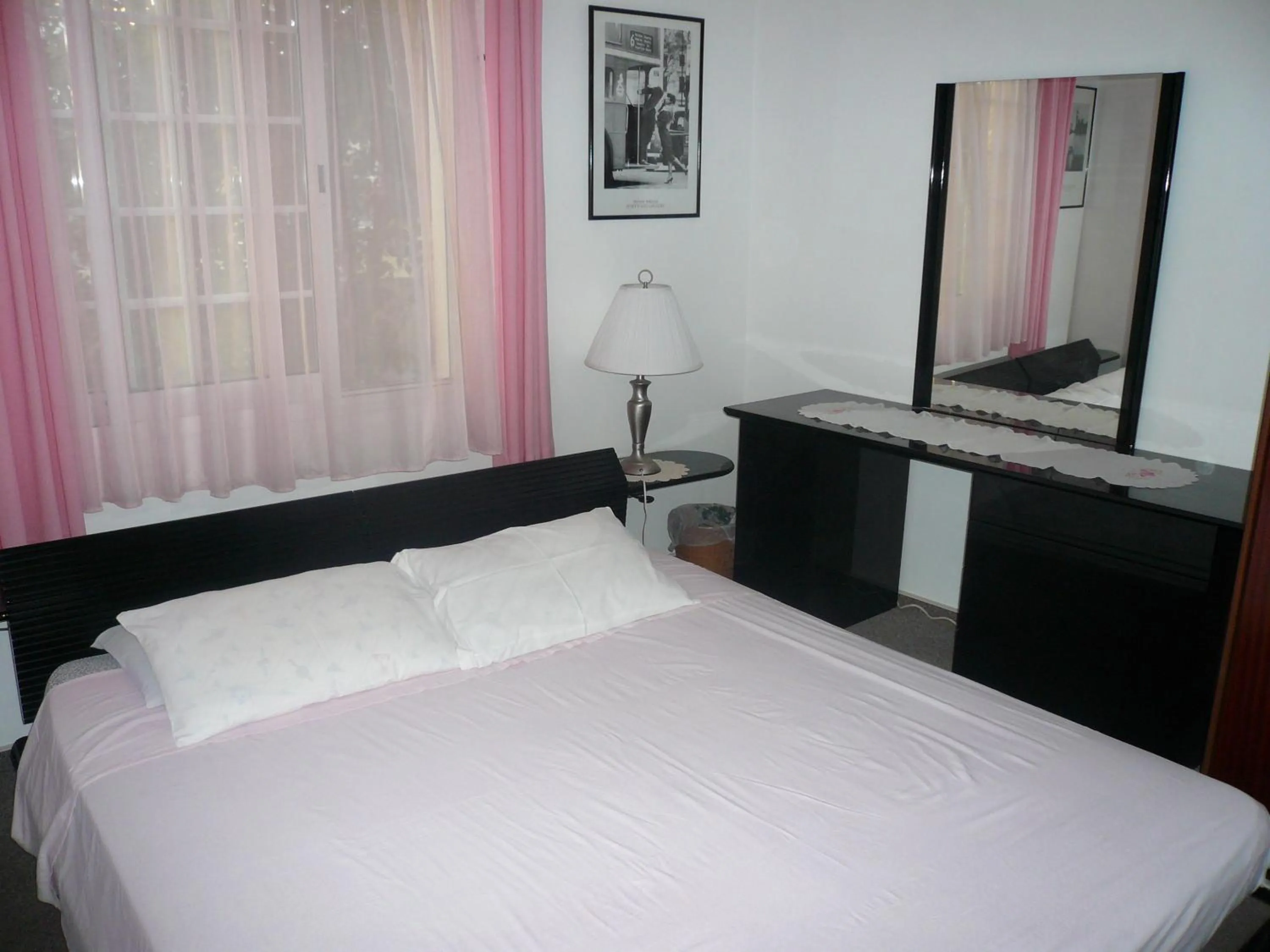 Bedroom, Bed in Greenfields Country Club