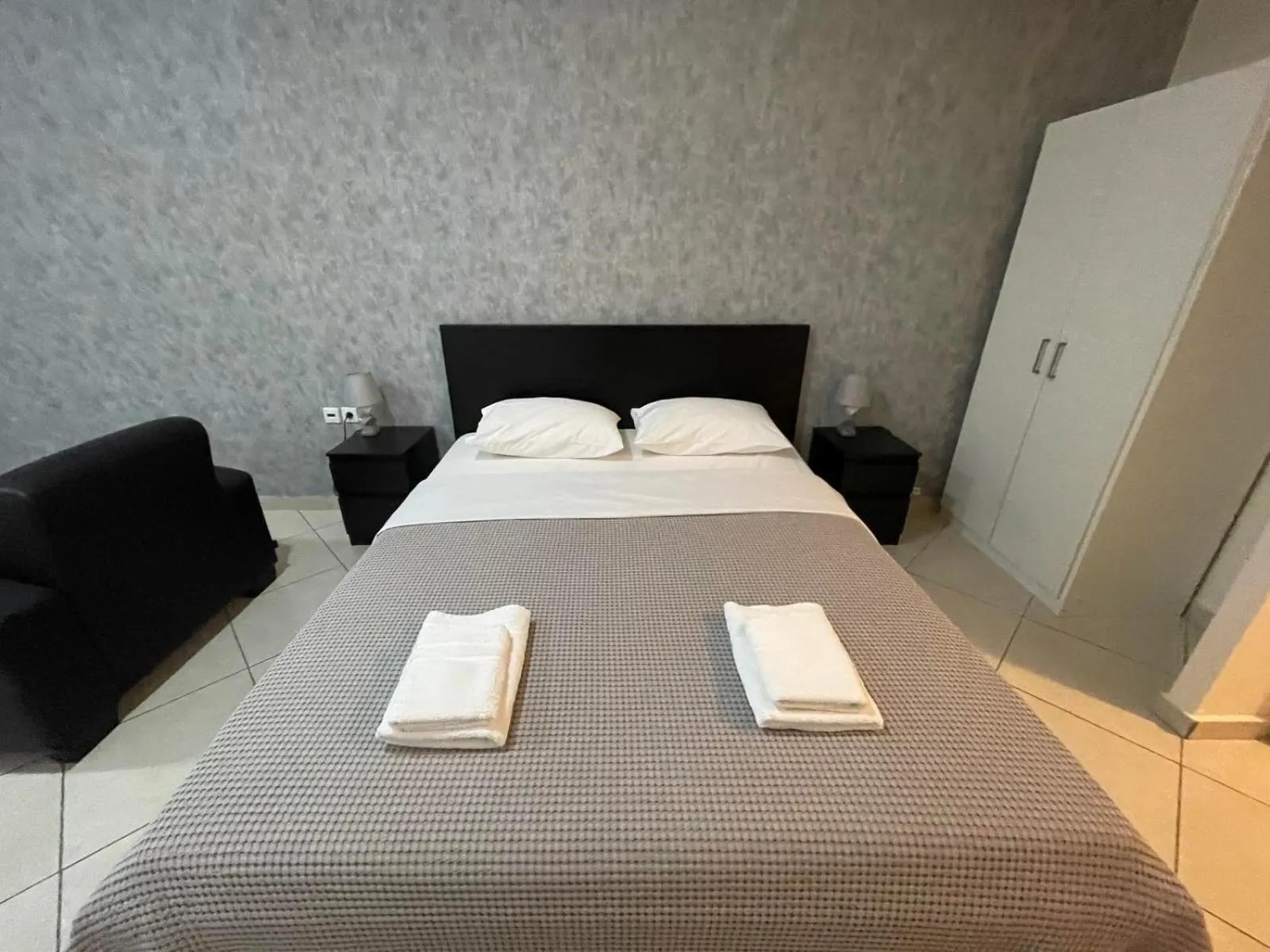 Bed in AVR Airport Deluxe Suites 4 AIRPORT FREE SHUTLE