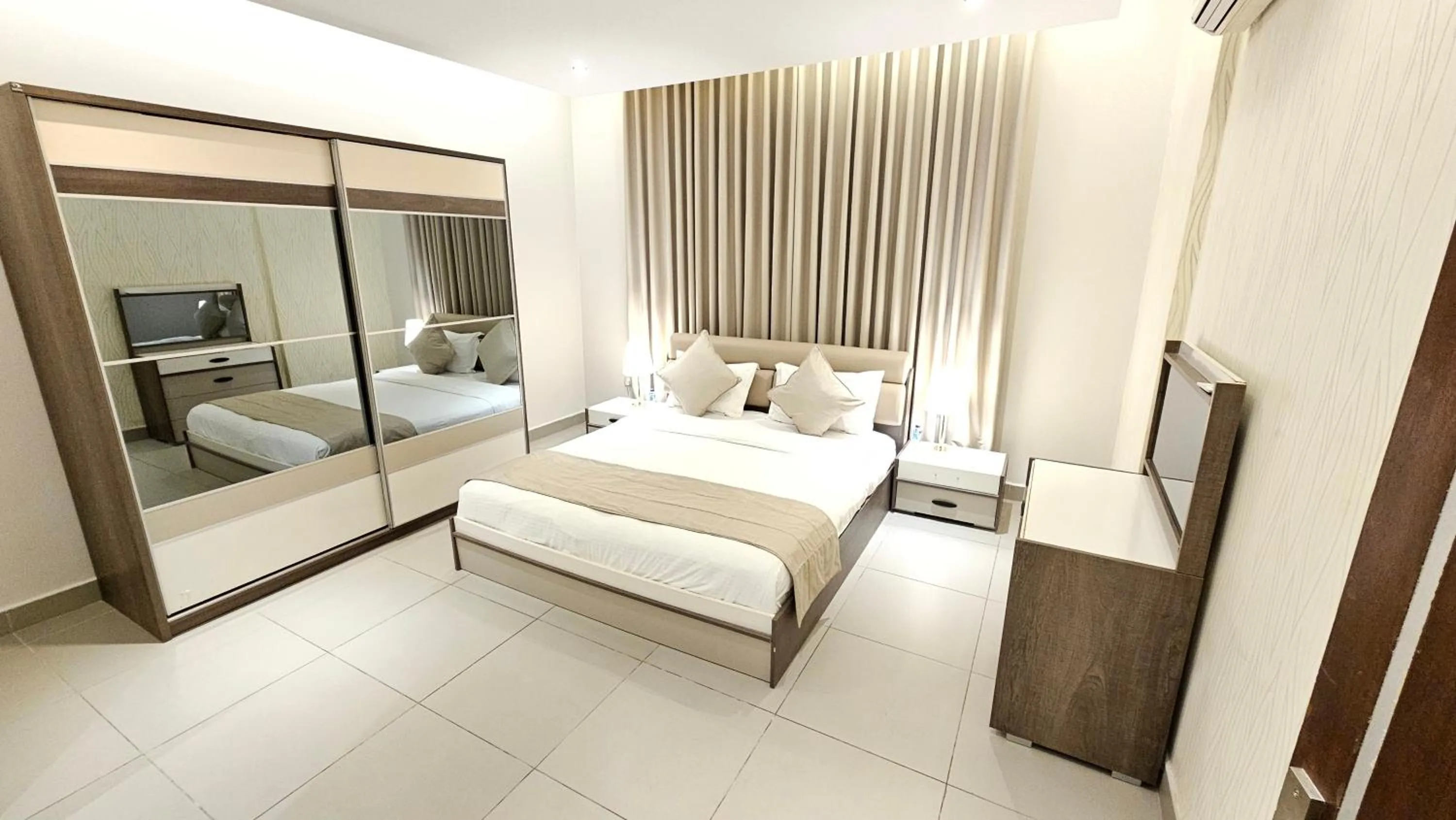 Bedroom, Bed in Rahhal AlBahr Serviced Apartments