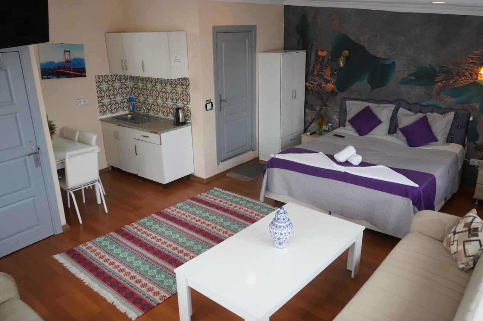 Kitchen or kitchenette, Bed in Medellin Apart Hotel Istanbul