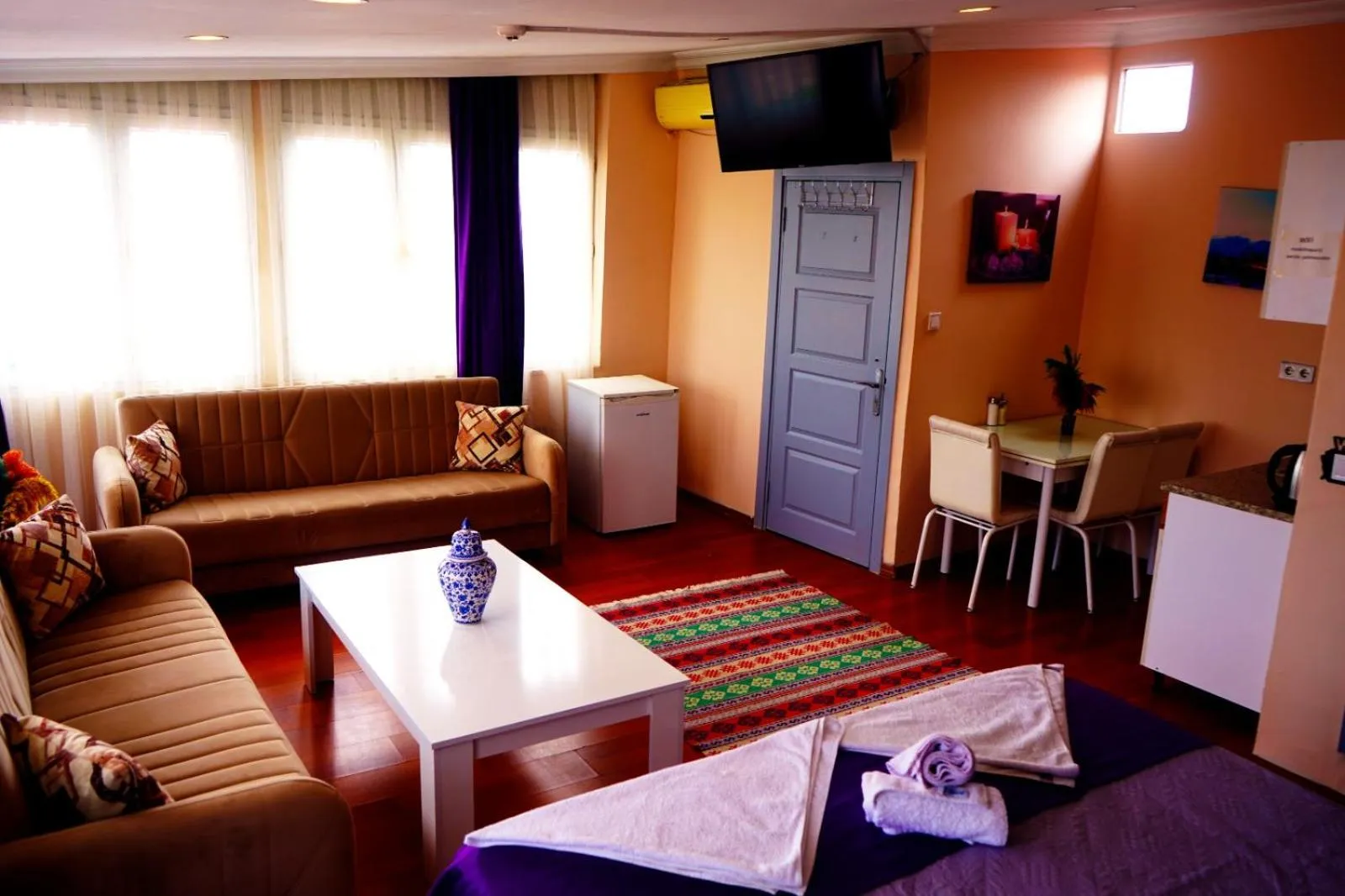 Communal lounge/ TV room in Medellin Apart Hotel Istanbul