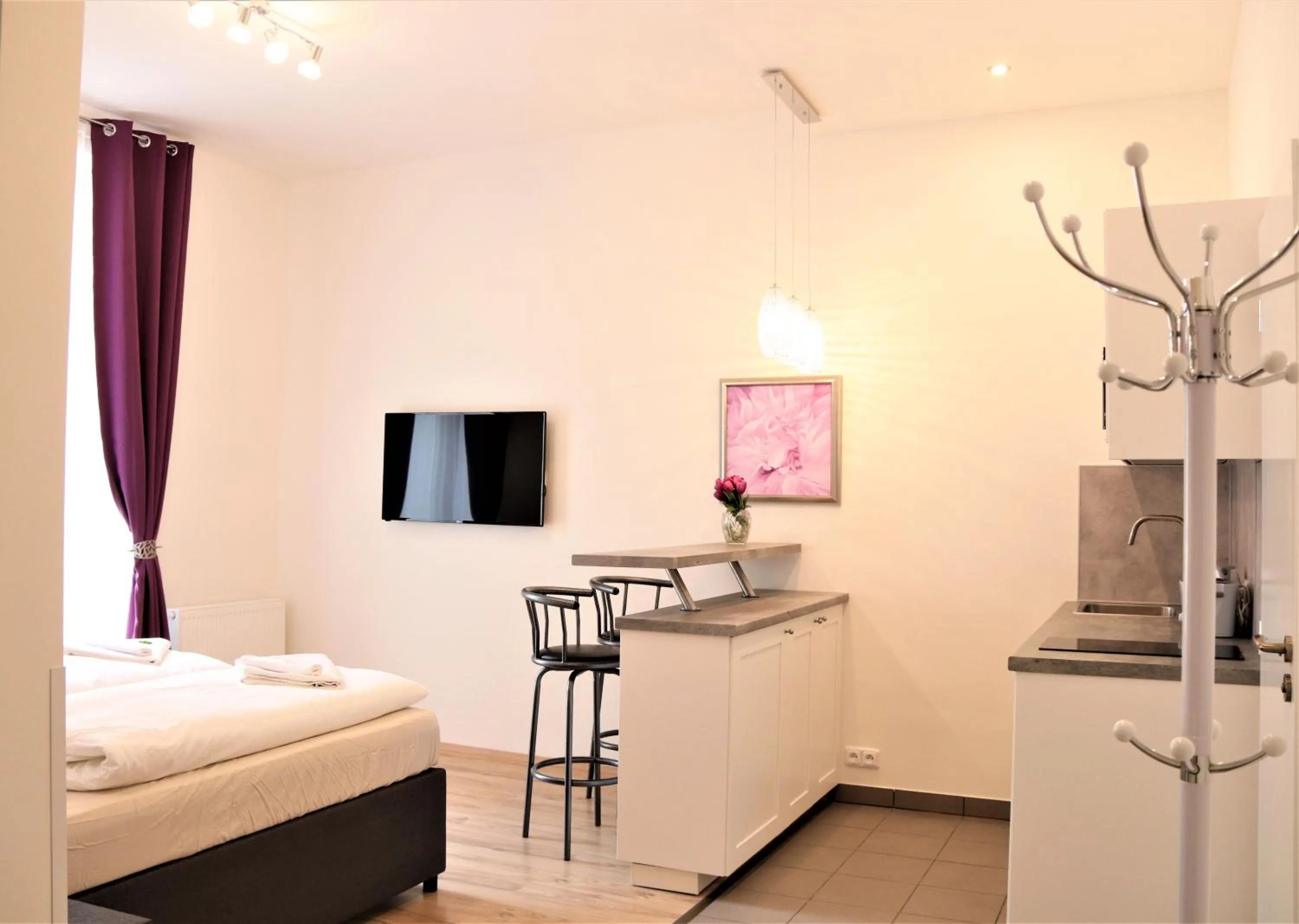 Photo of the whole room, Bed in Flowers apartments