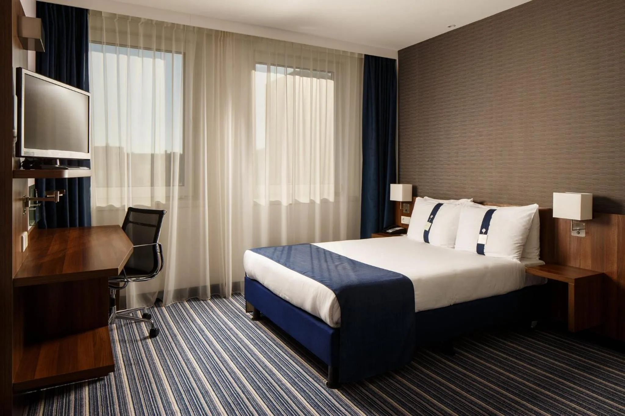 Photo of the whole room, Bed in Holiday Inn Express Arnhem by IHG