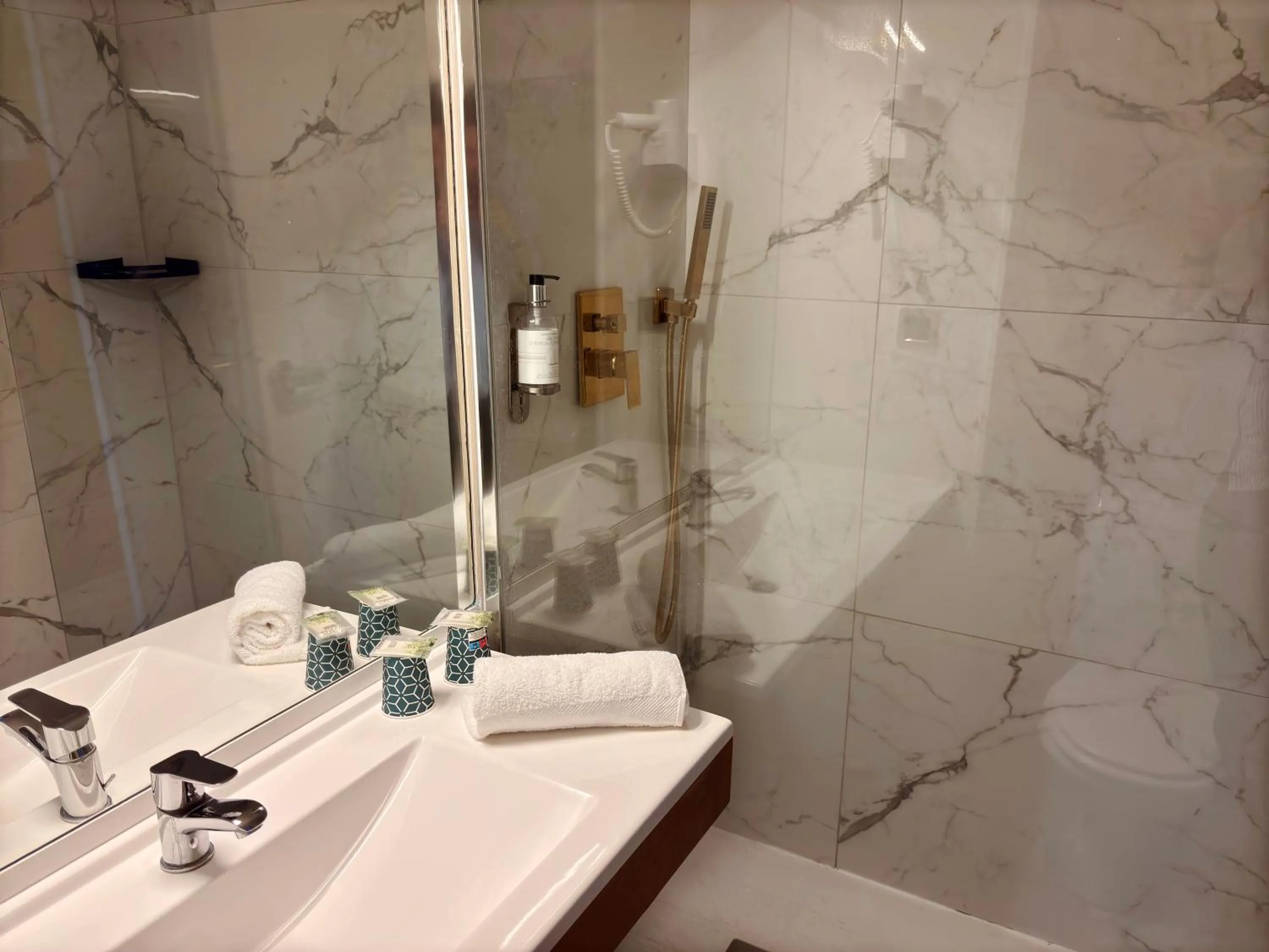 Bathroom in Kyriad Direct Arpajon