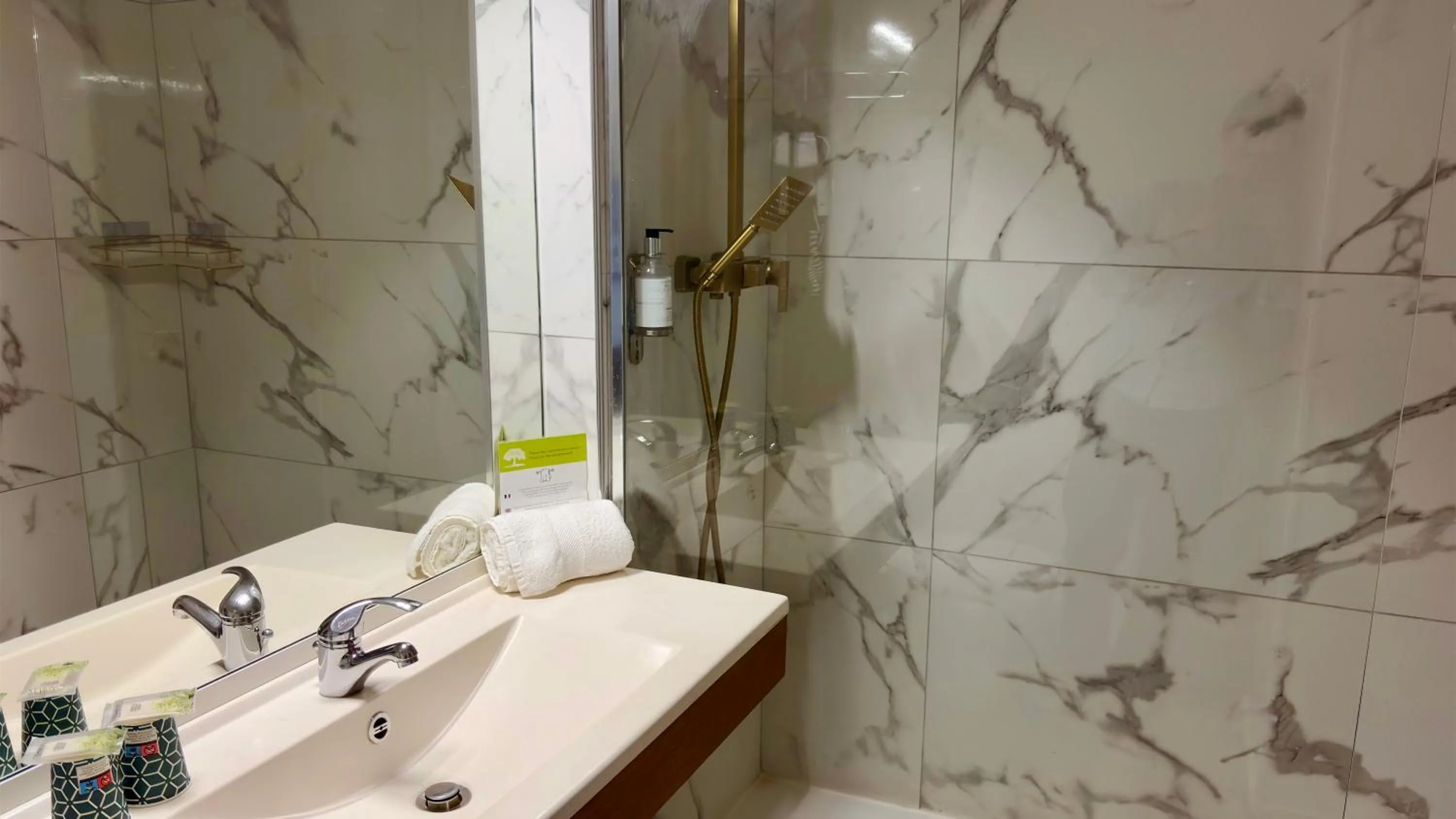 Bathroom in Kyriad Direct Arpajon