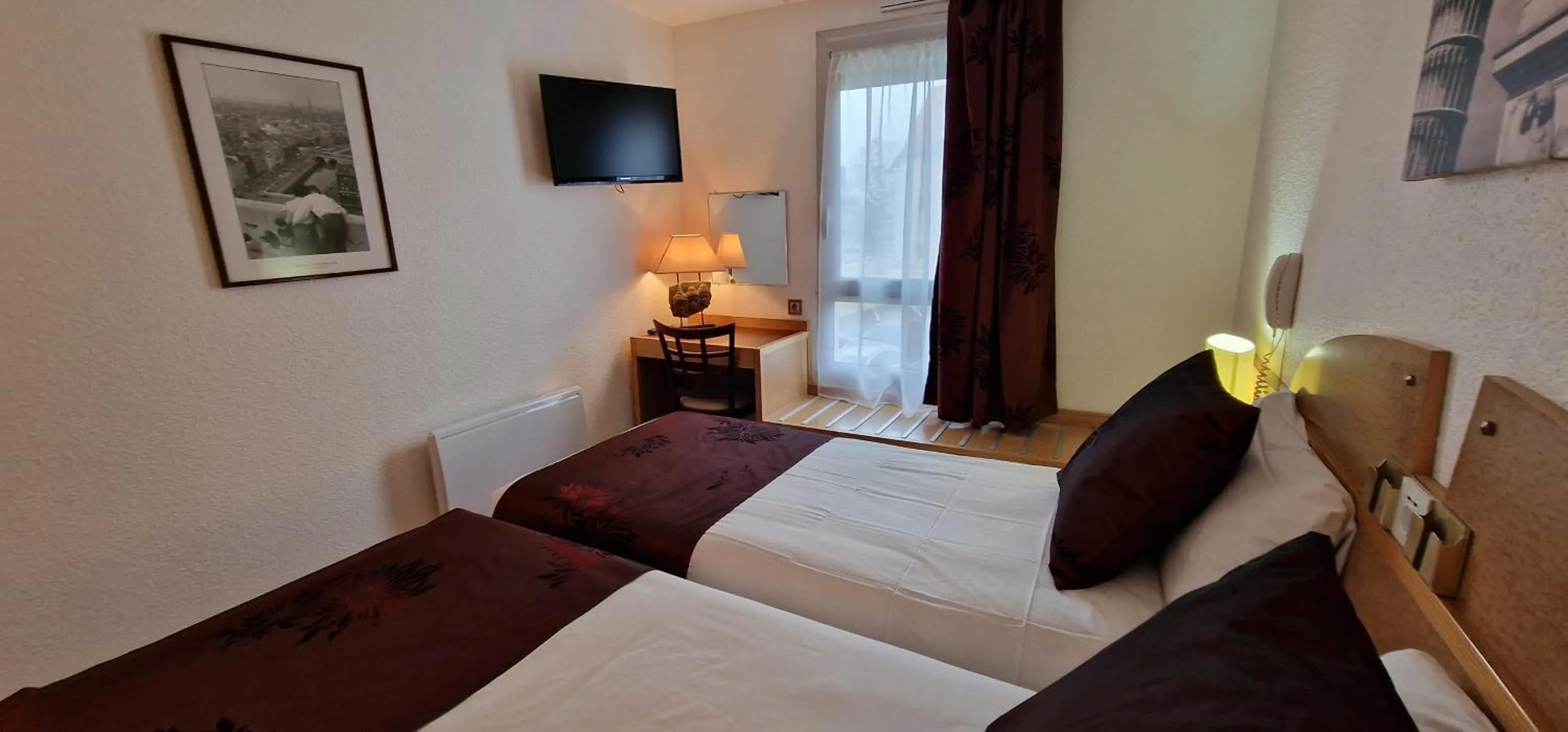 Bed in Kyriad Direct Arpajon