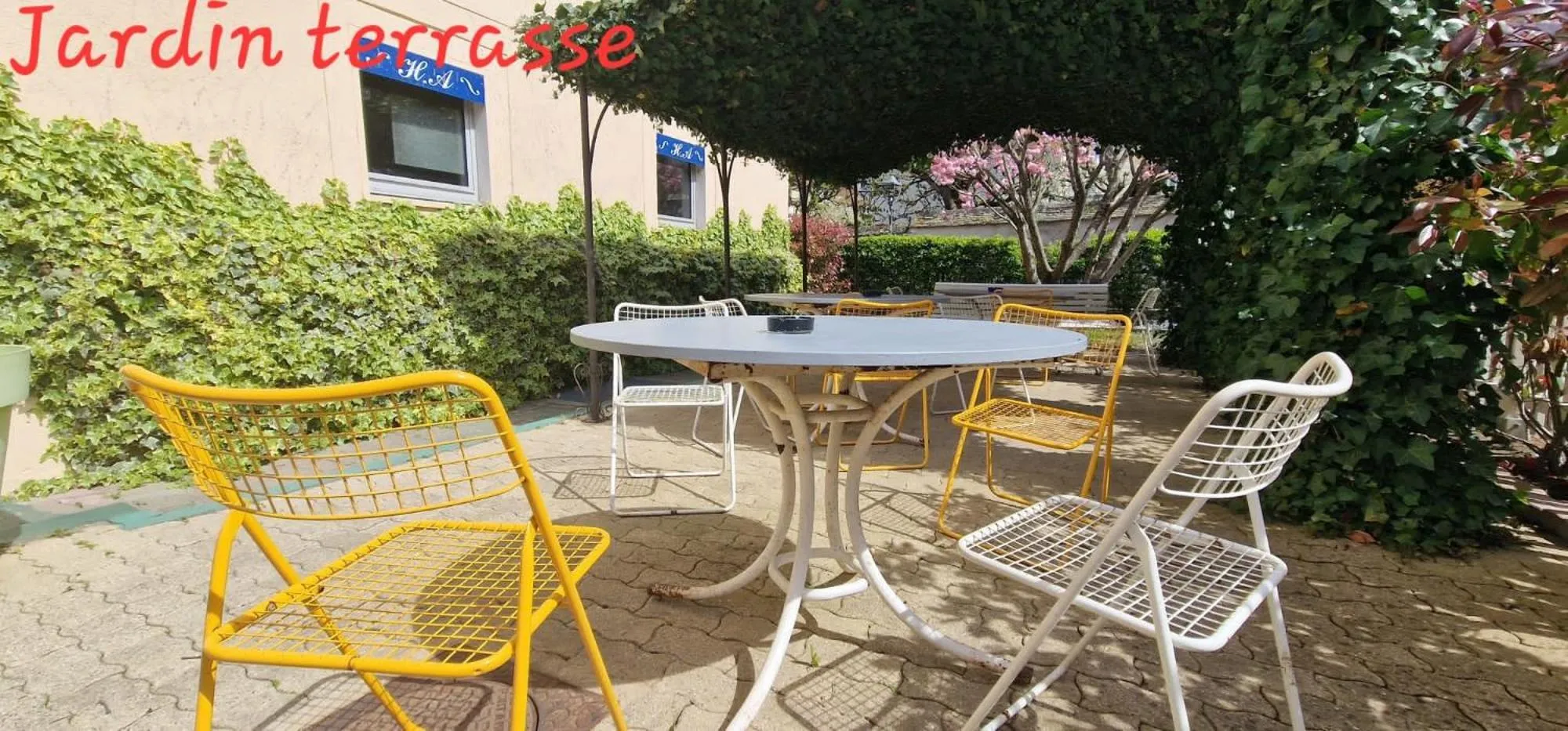 Patio in Kyriad Direct Arpajon