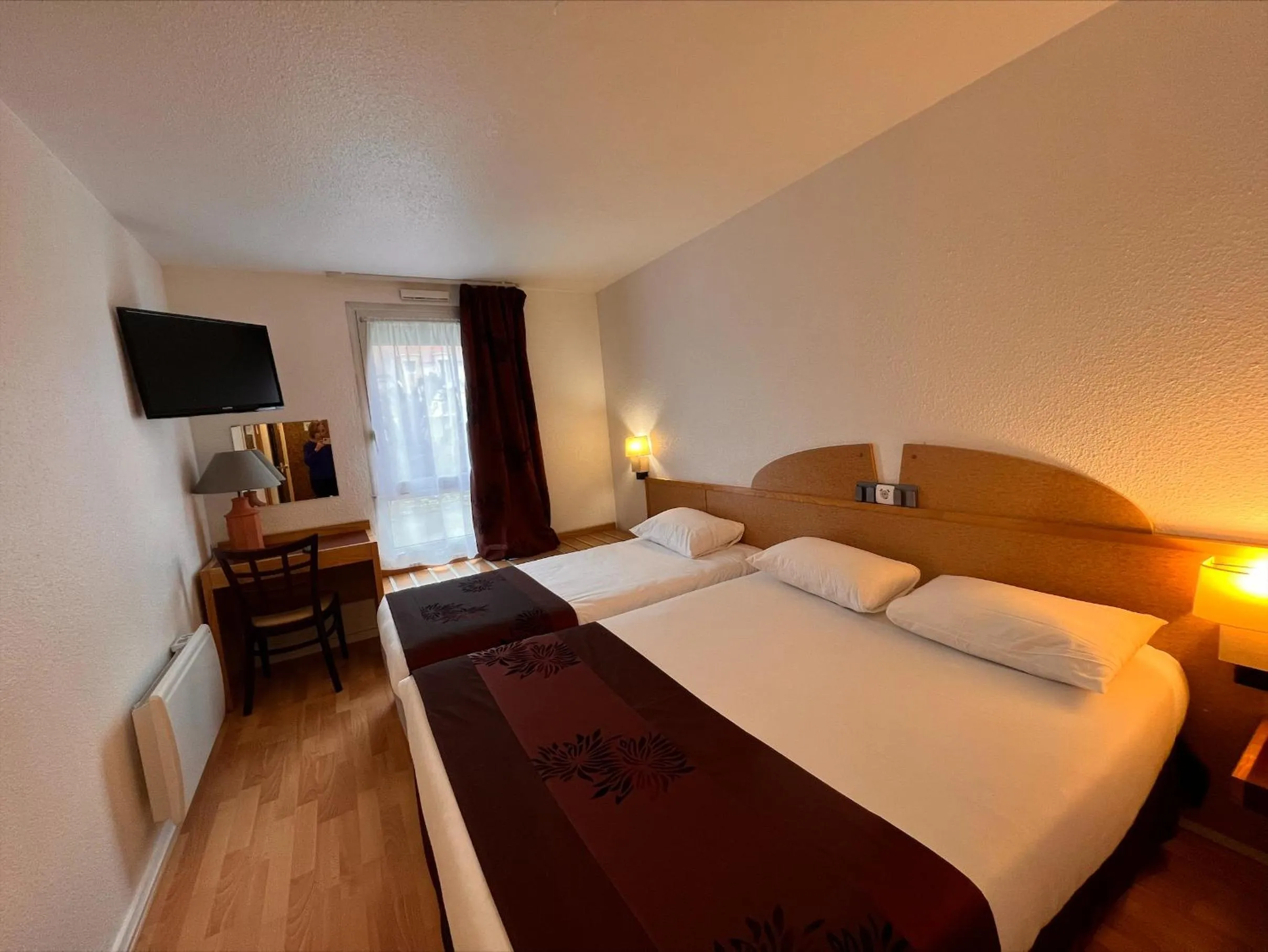 TV and multimedia, Bed in Kyriad Direct Arpajon