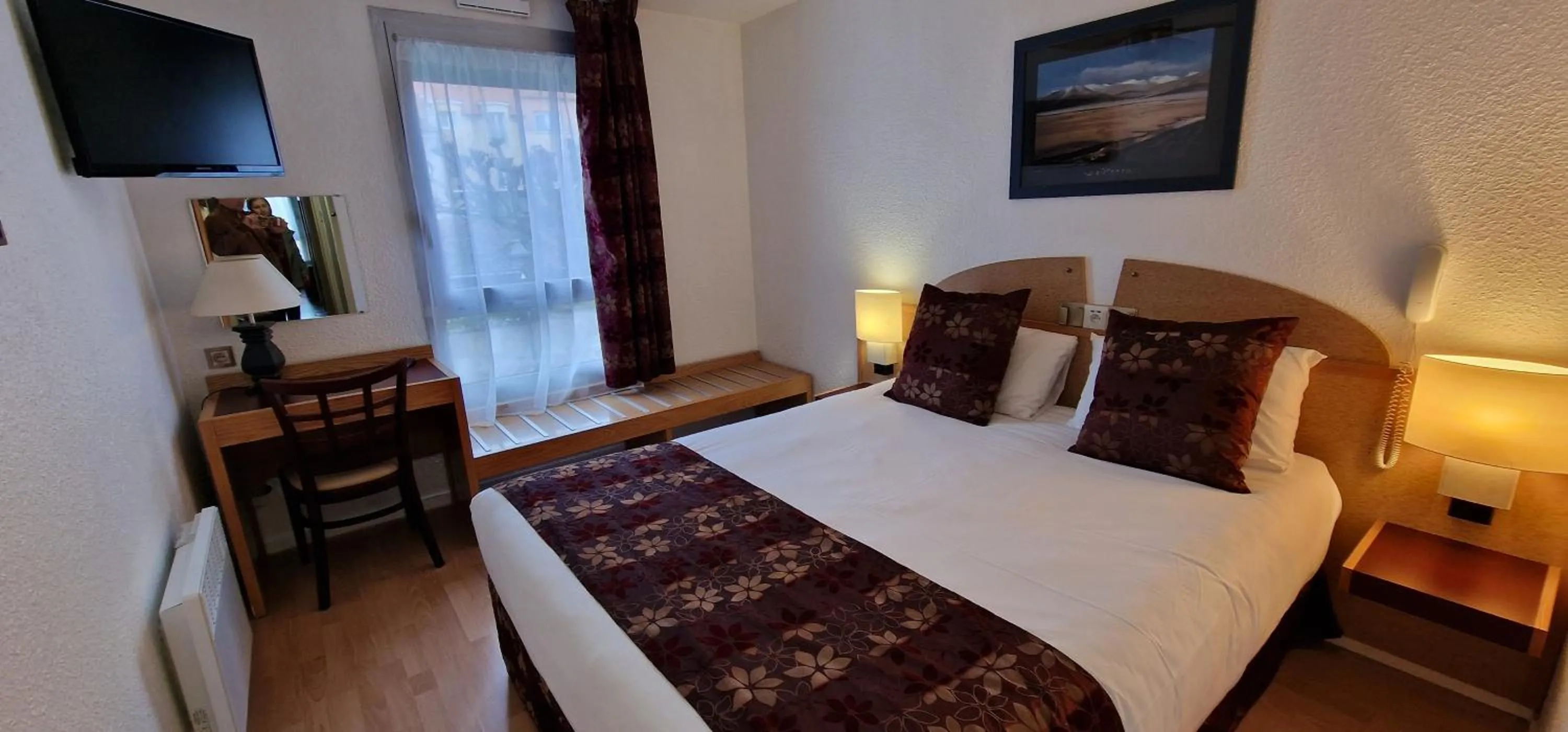 Bed in Kyriad Direct Arpajon