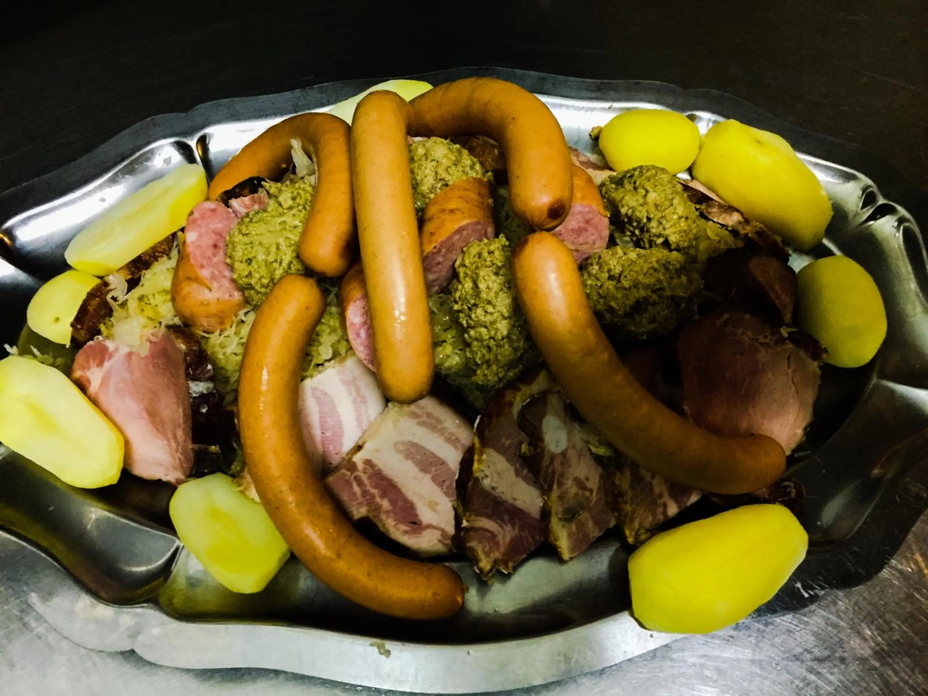 Restaurant/places to eat in Le Chalet