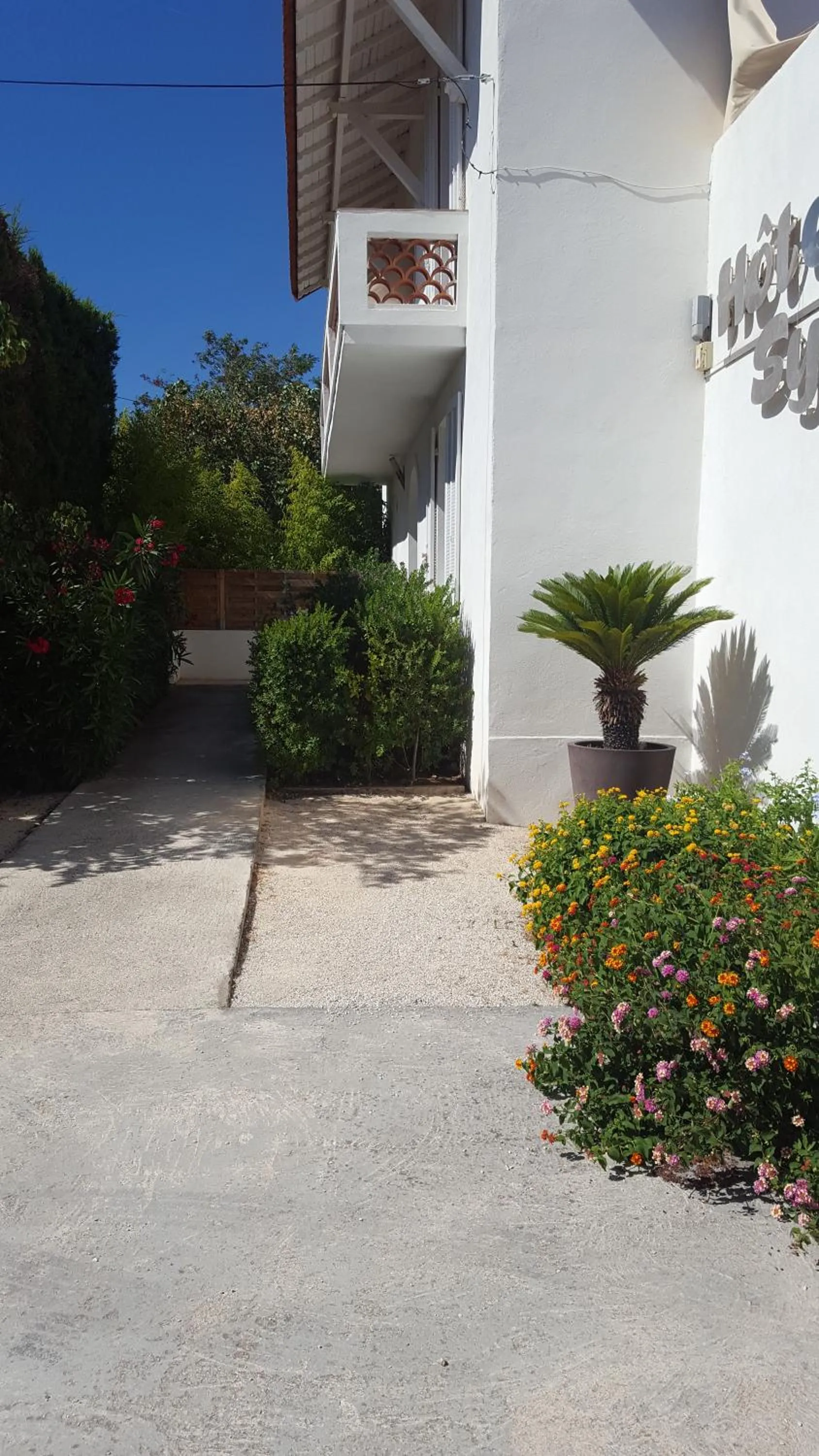 Facade/entrance in hôtel Le Synaya