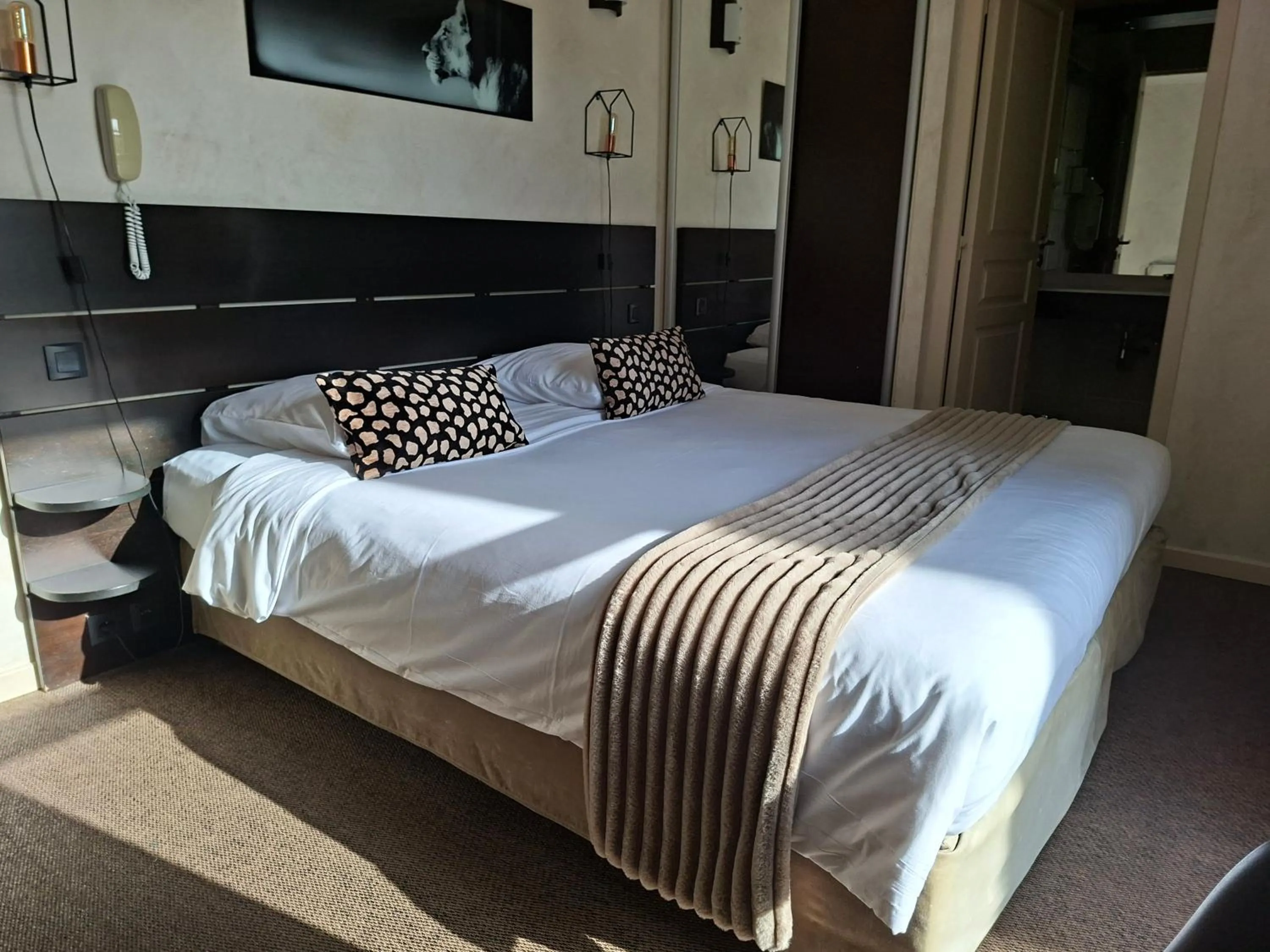 Property building, Bed in Logis Hôtel Synaya