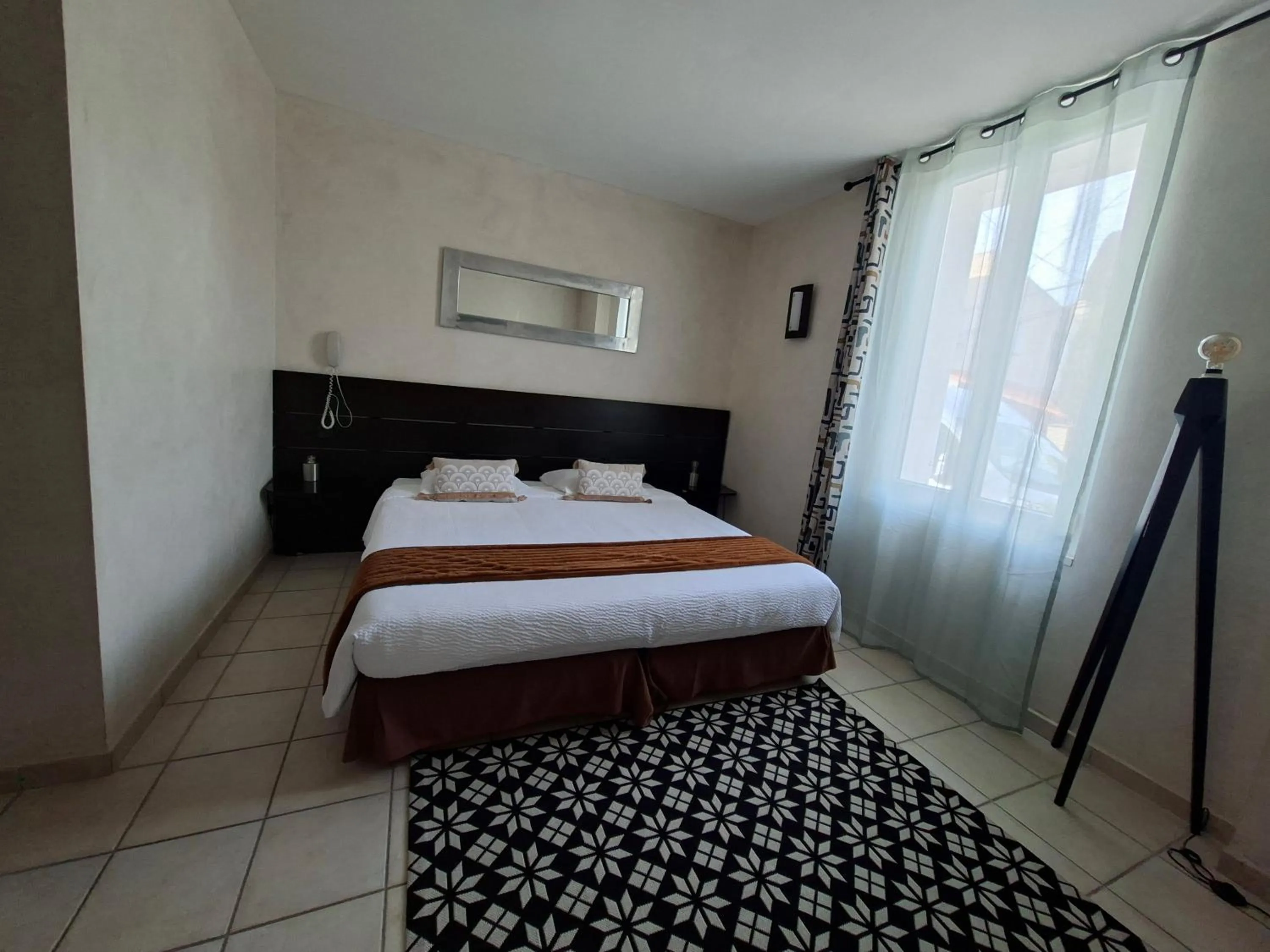 Property building, Bed in Logis Hôtel Synaya