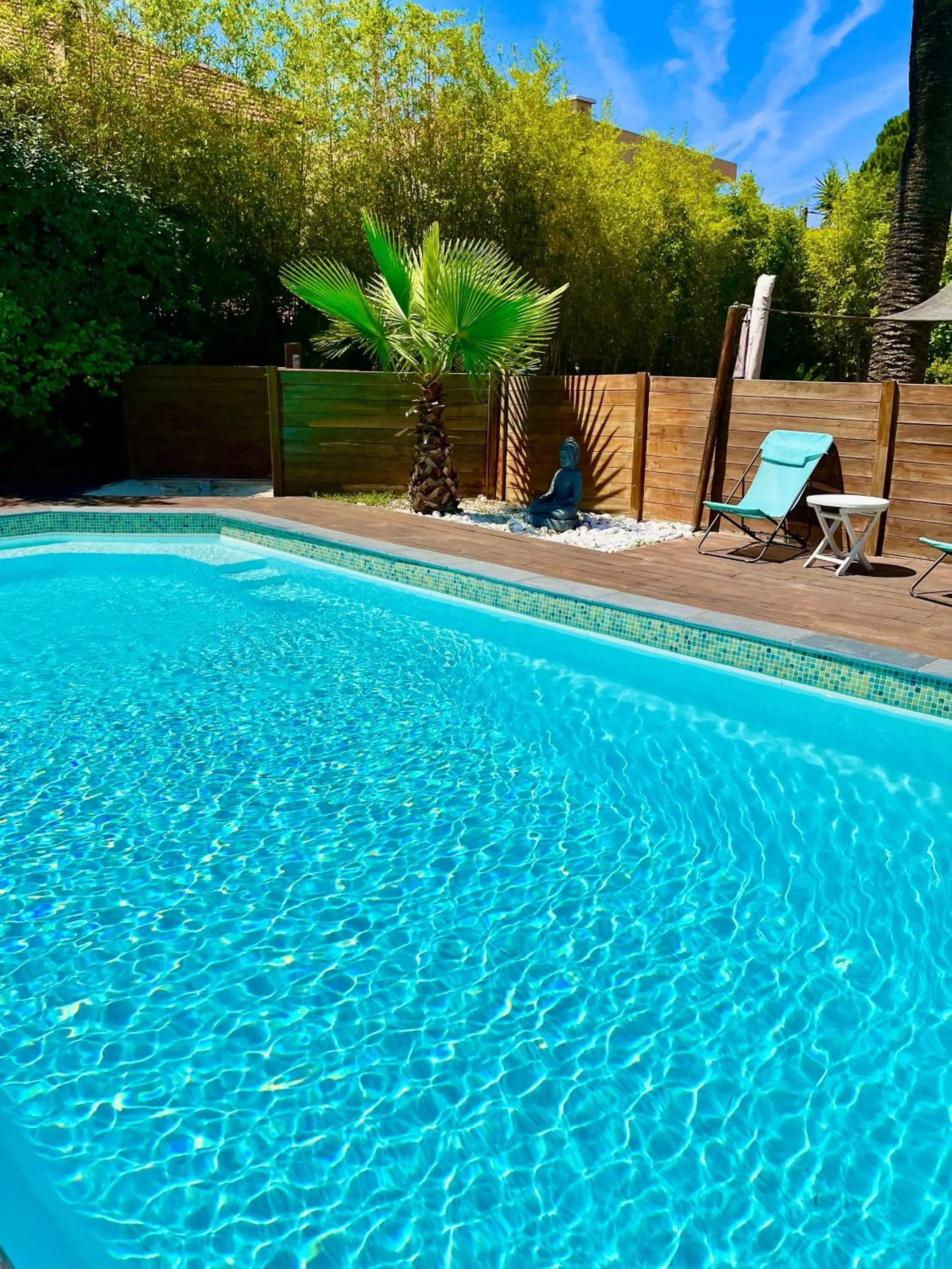 Pool view in hôtel Le Synaya