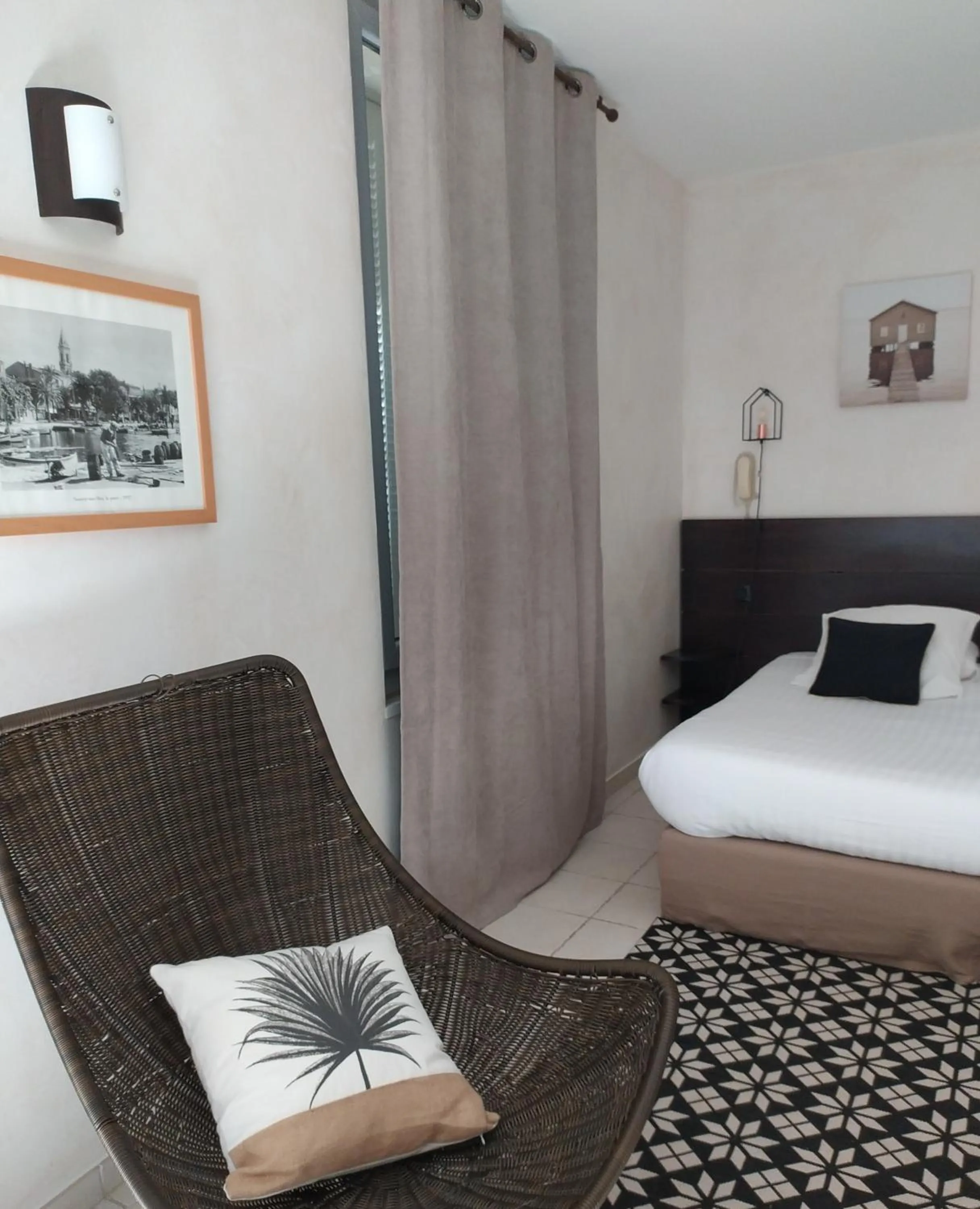 Photo of the whole room, Bed in hôtel Le Synaya