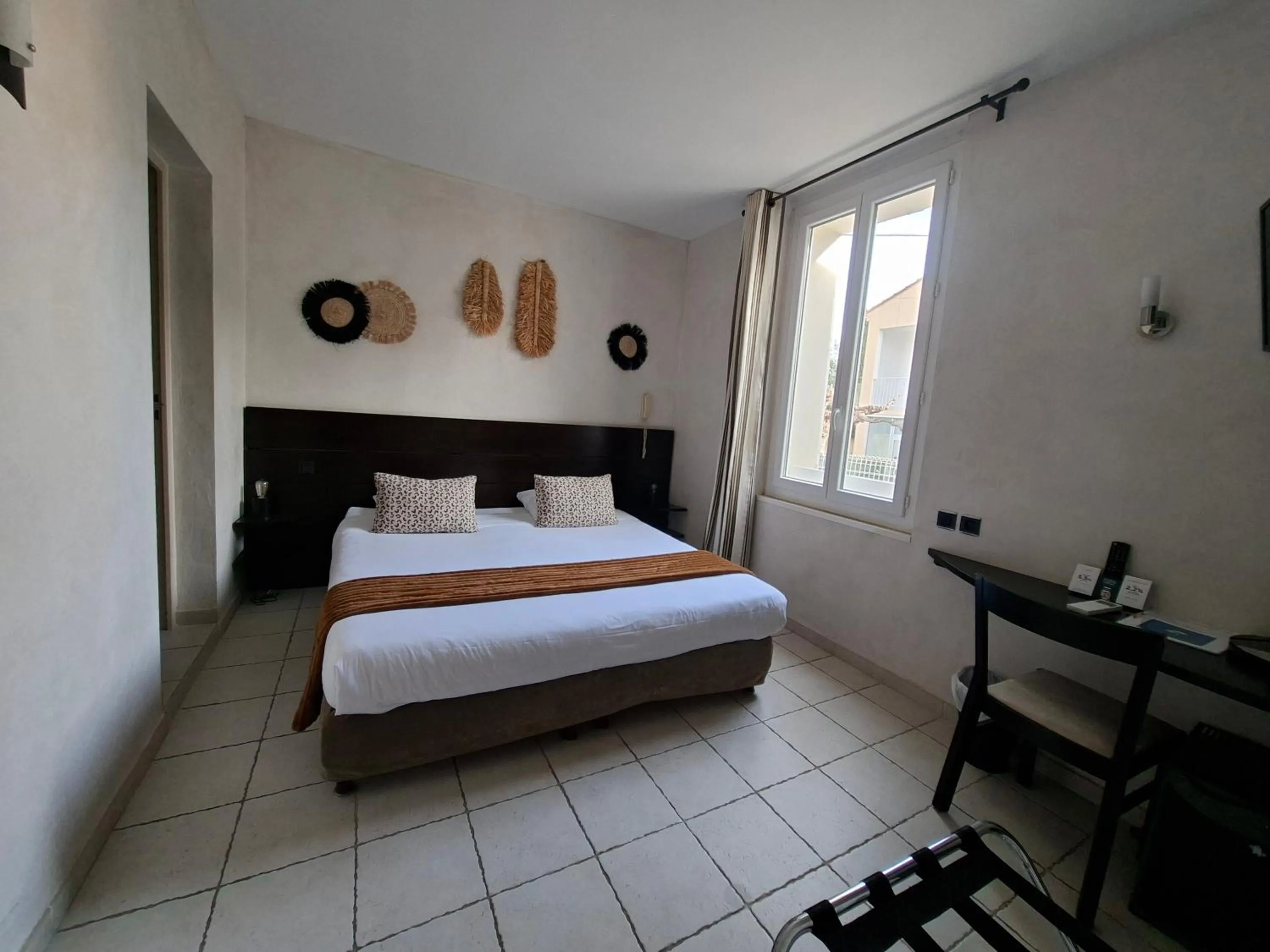 Property building, Bed in Logis Hôtel Synaya
