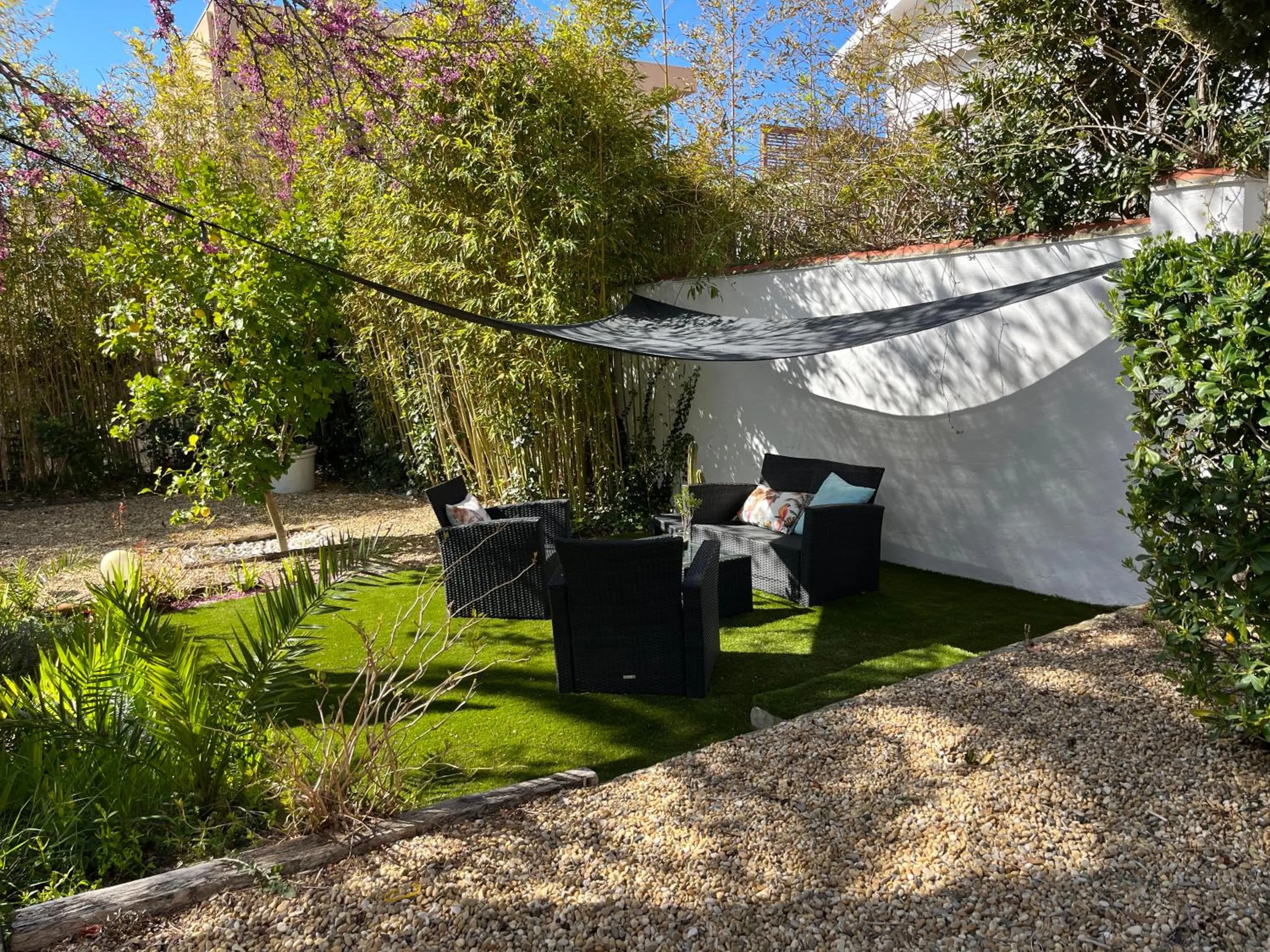 Garden view in hôtel Le Synaya