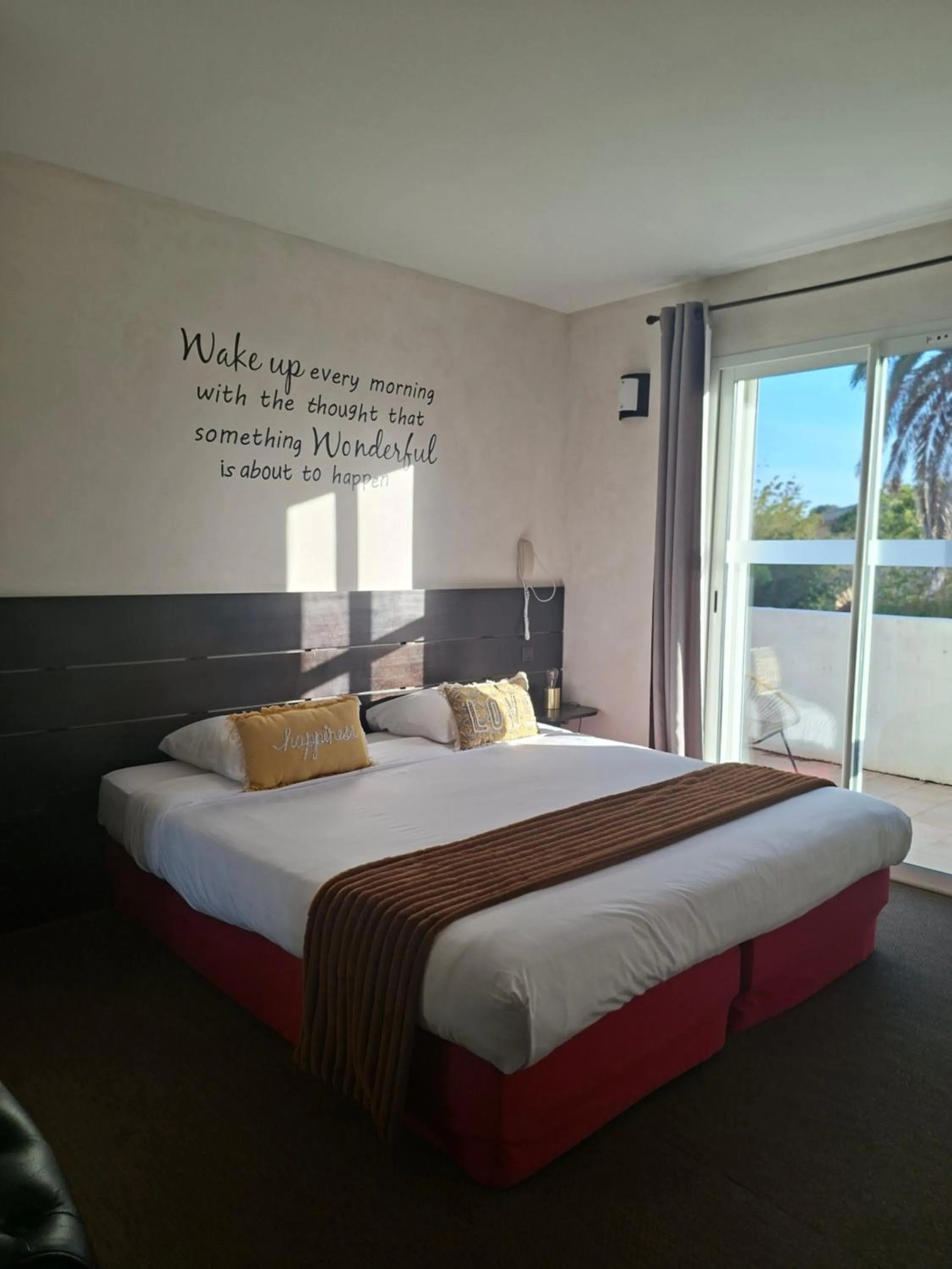 Property building, Bed in Logis Hôtel Synaya