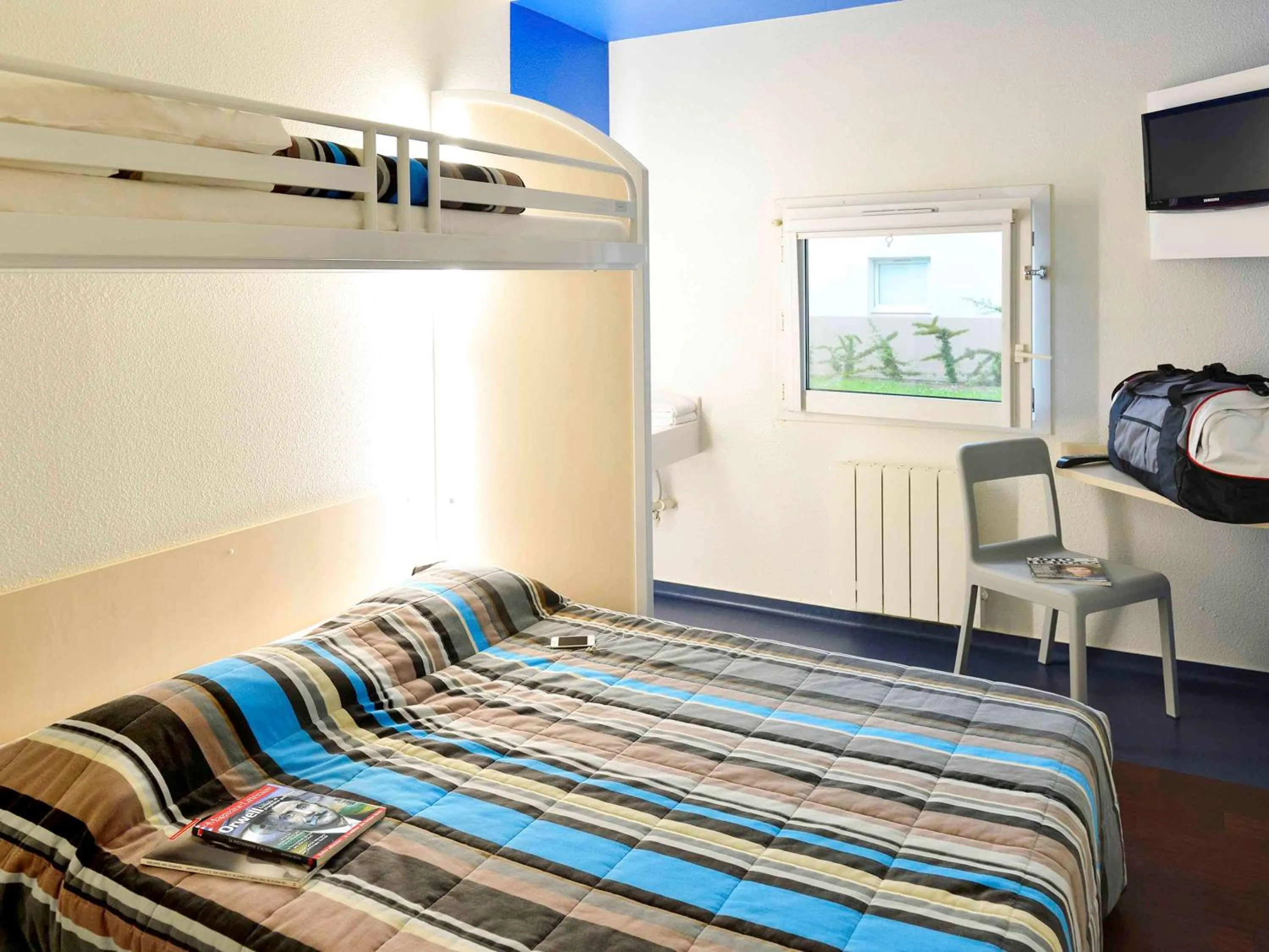 Photo of the whole room, Bed in hotelF1 Blois