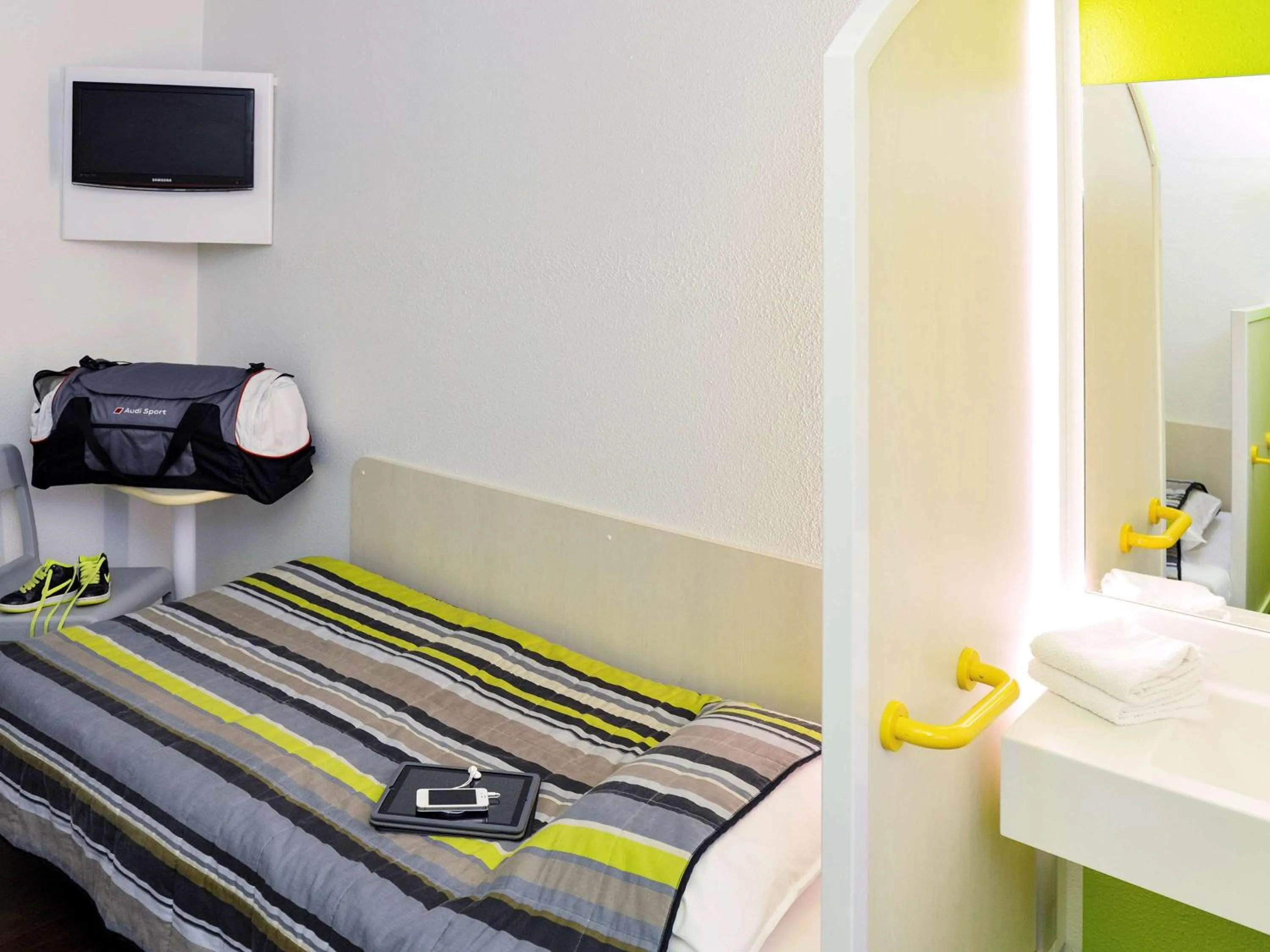 Photo of the whole room, Bed in hotelF1 Blois