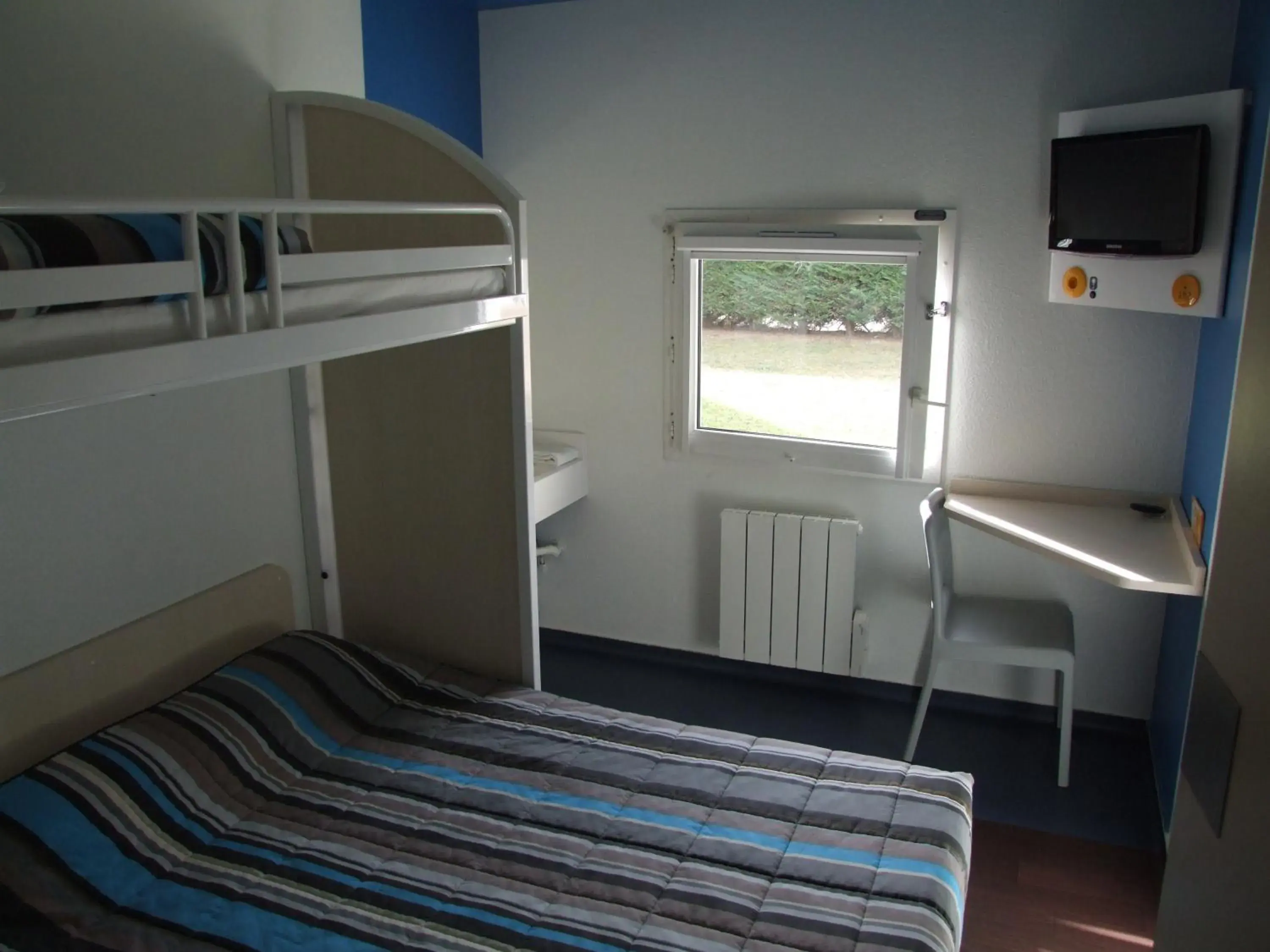 Triple Room with Shared Bathroom in hotelF1 Blois Triple Room with Shared Bathroom in hotelF1 Blois