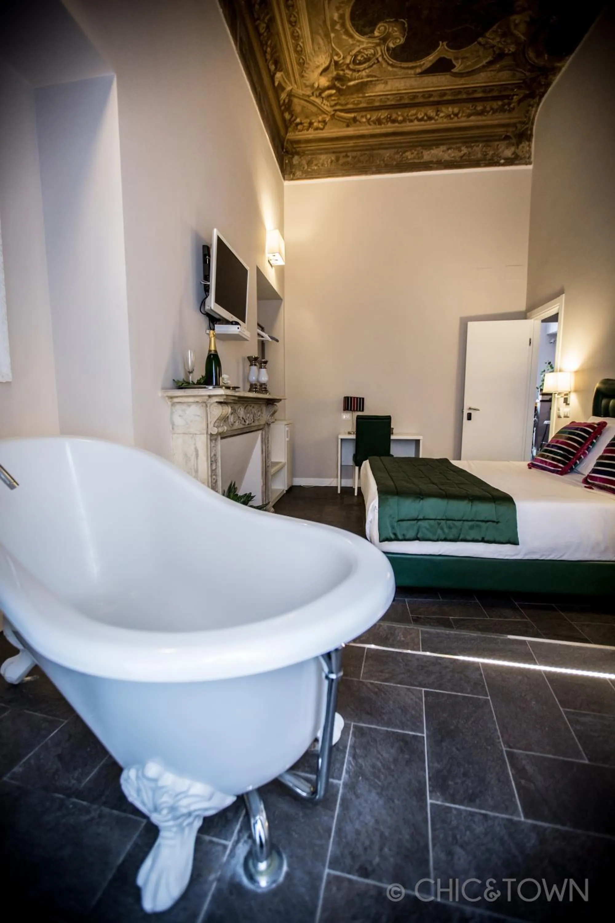 Decorative detail, Bed in Chic & Town Luxury Rooms Piazza di Spagna