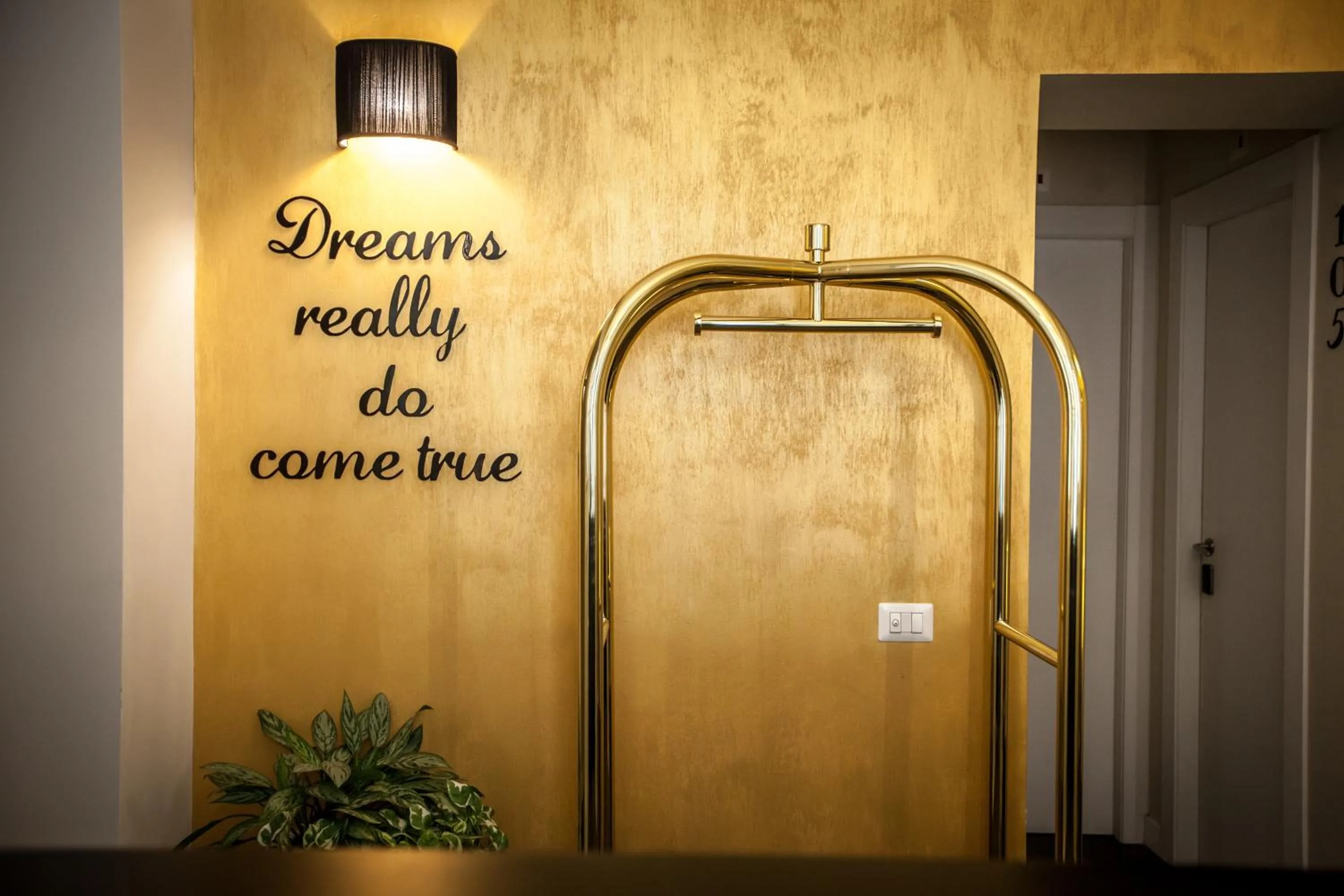 Property logo or sign in Chic & Town Luxury Rooms Piazza di Spagna