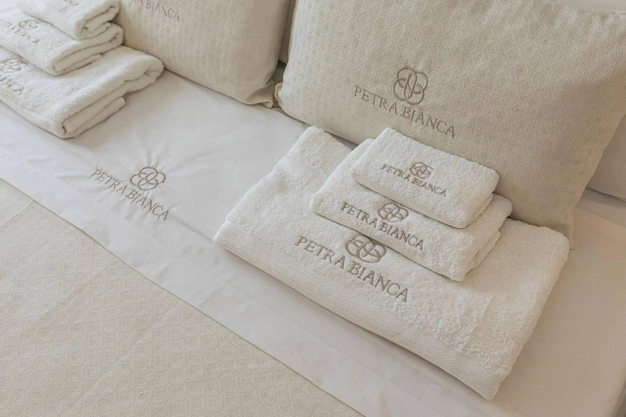 Bathroom, Bed in Petra Bianca