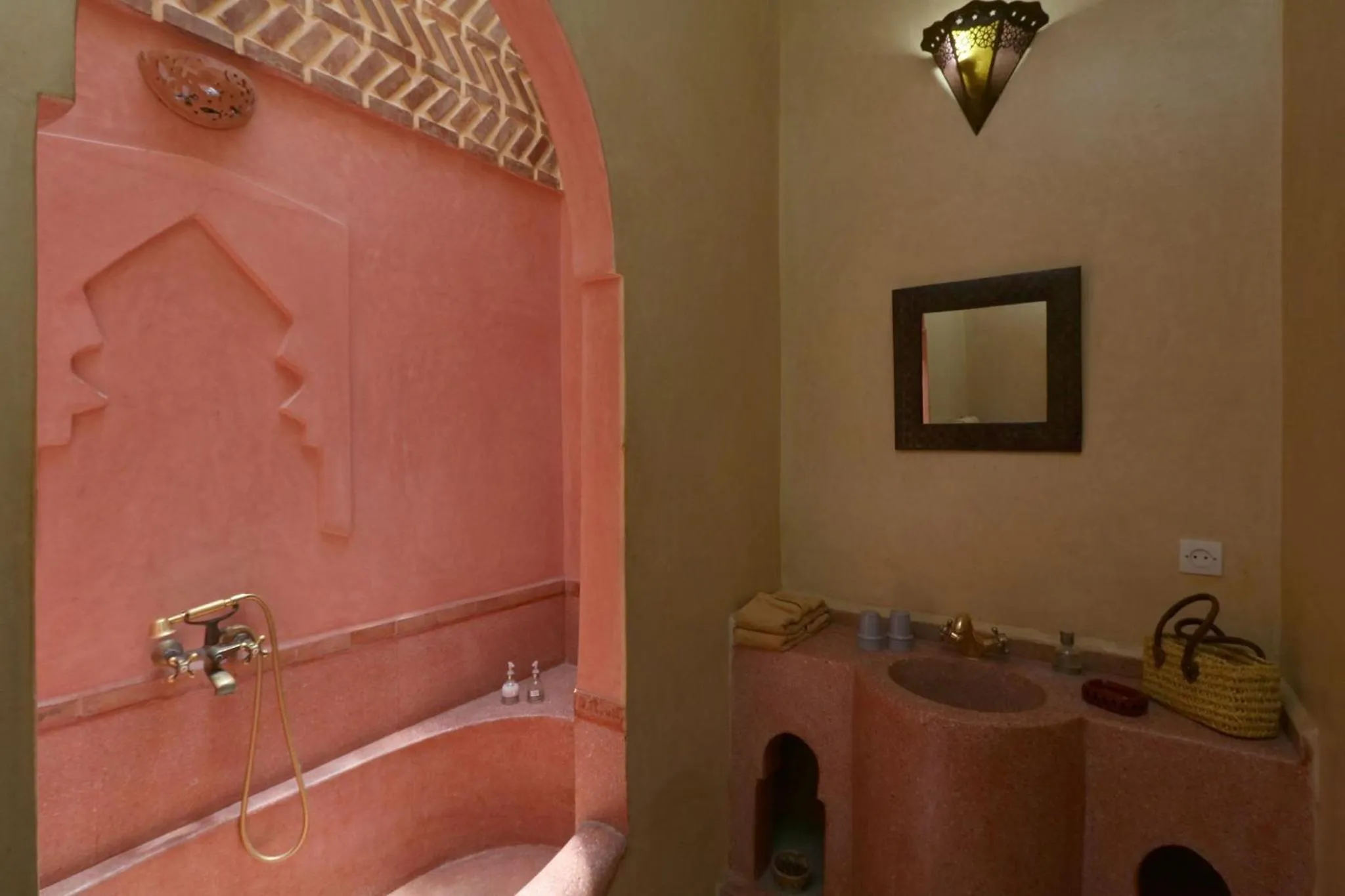 Shower in Ryad El Borj