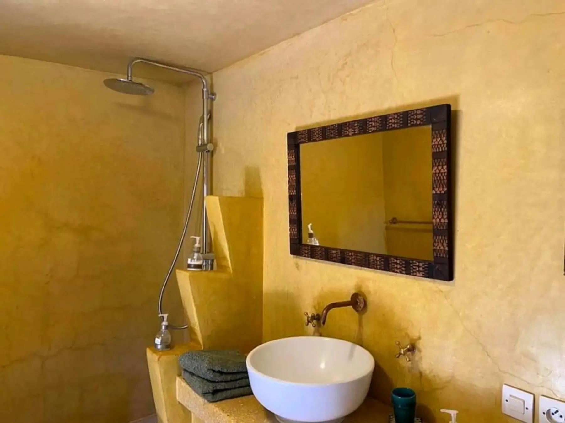 Shower in Ryad El Borj