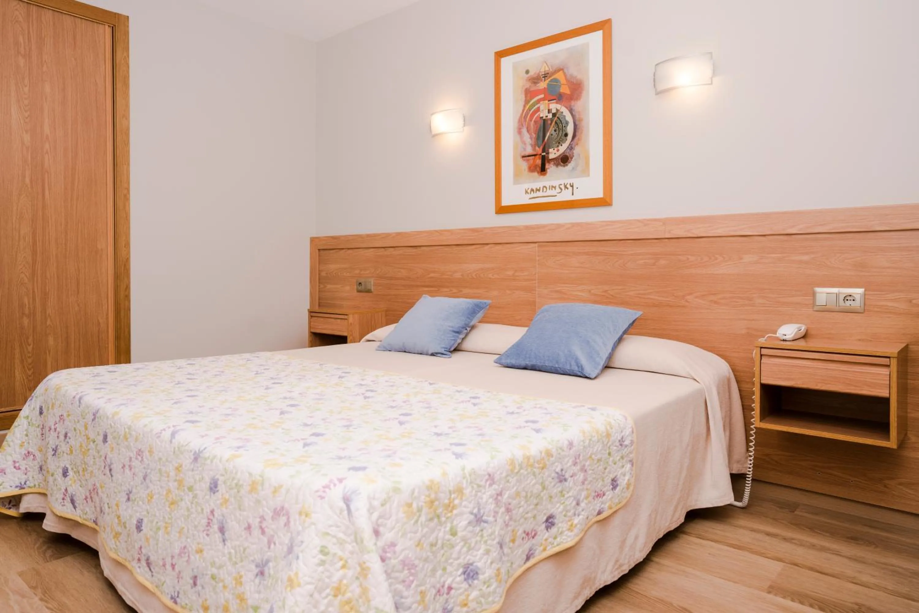 Photo of the whole room, Bed in Hotel Caribe Sanxenxo