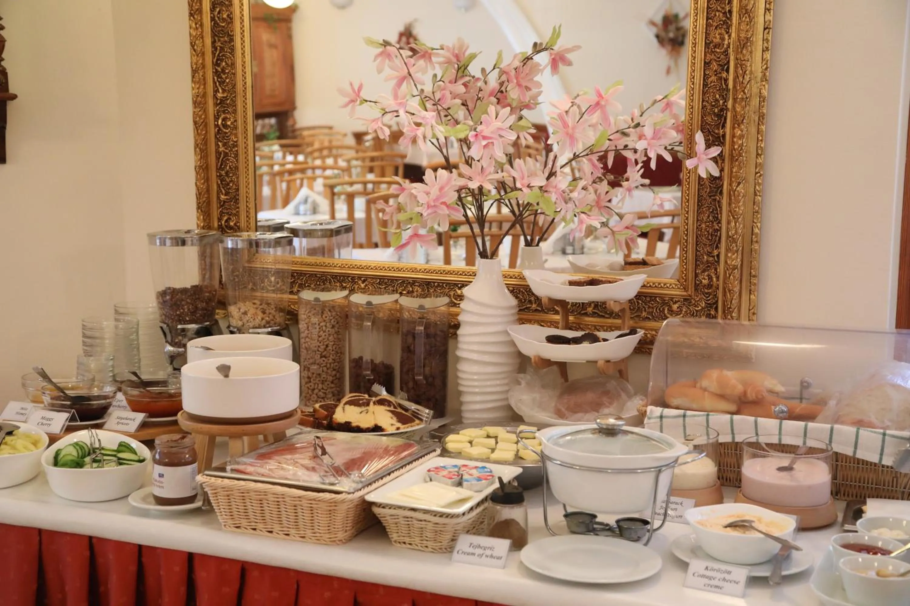 Food and drinks in Hajdú Kastély Hotel