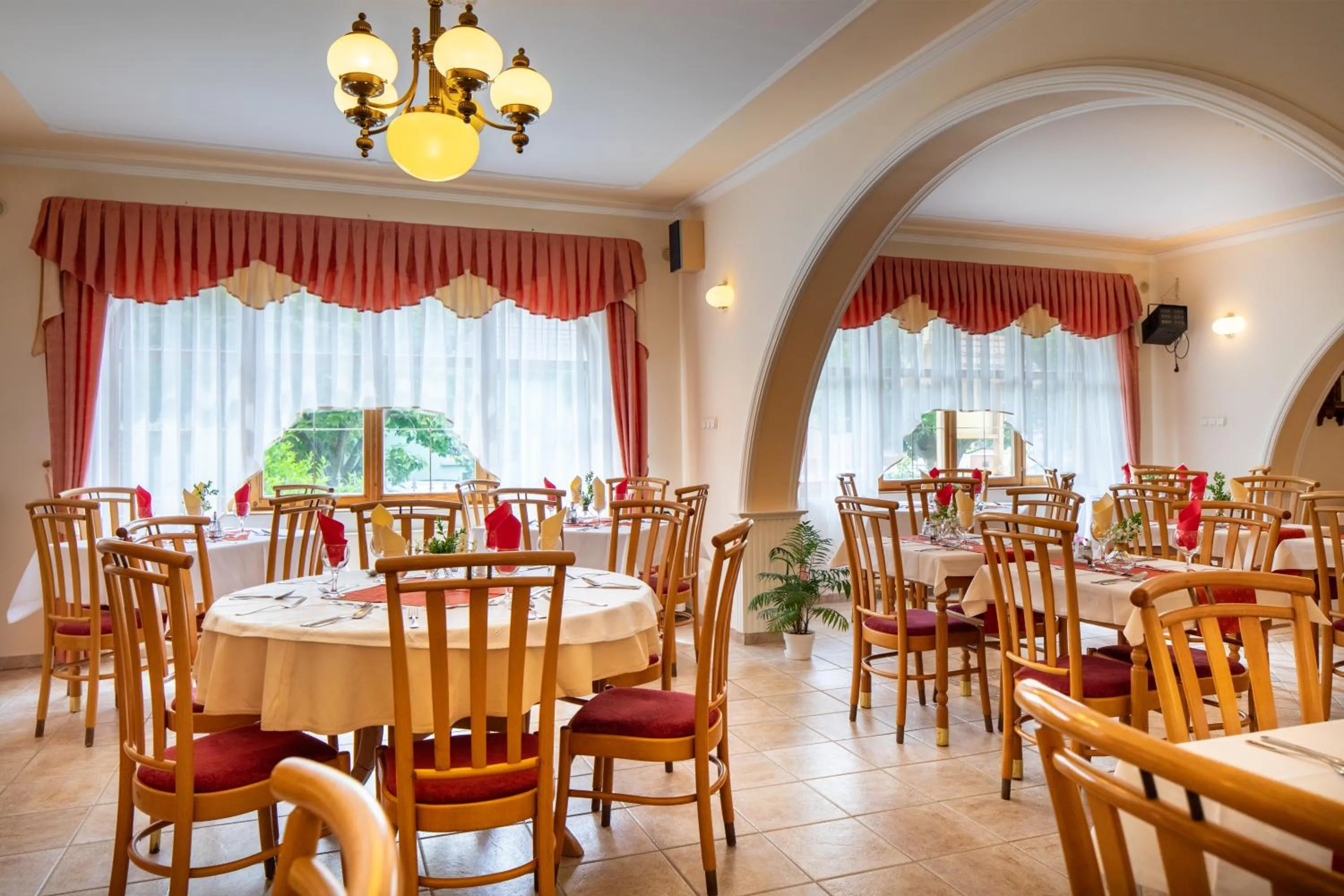 Restaurant/places to eat in Hajdú Kastély Hotel