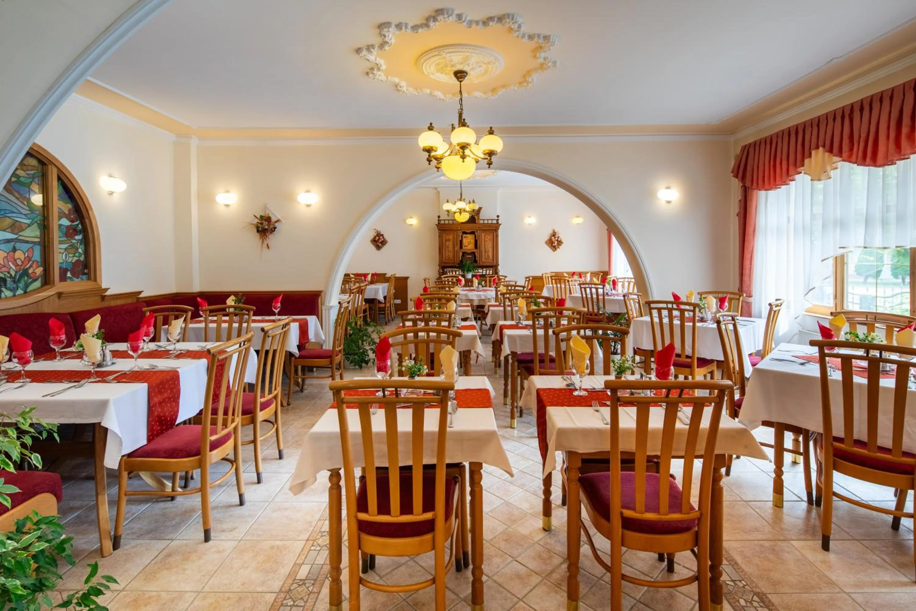 Restaurant/places to eat in Hajdú Kastély Hotel