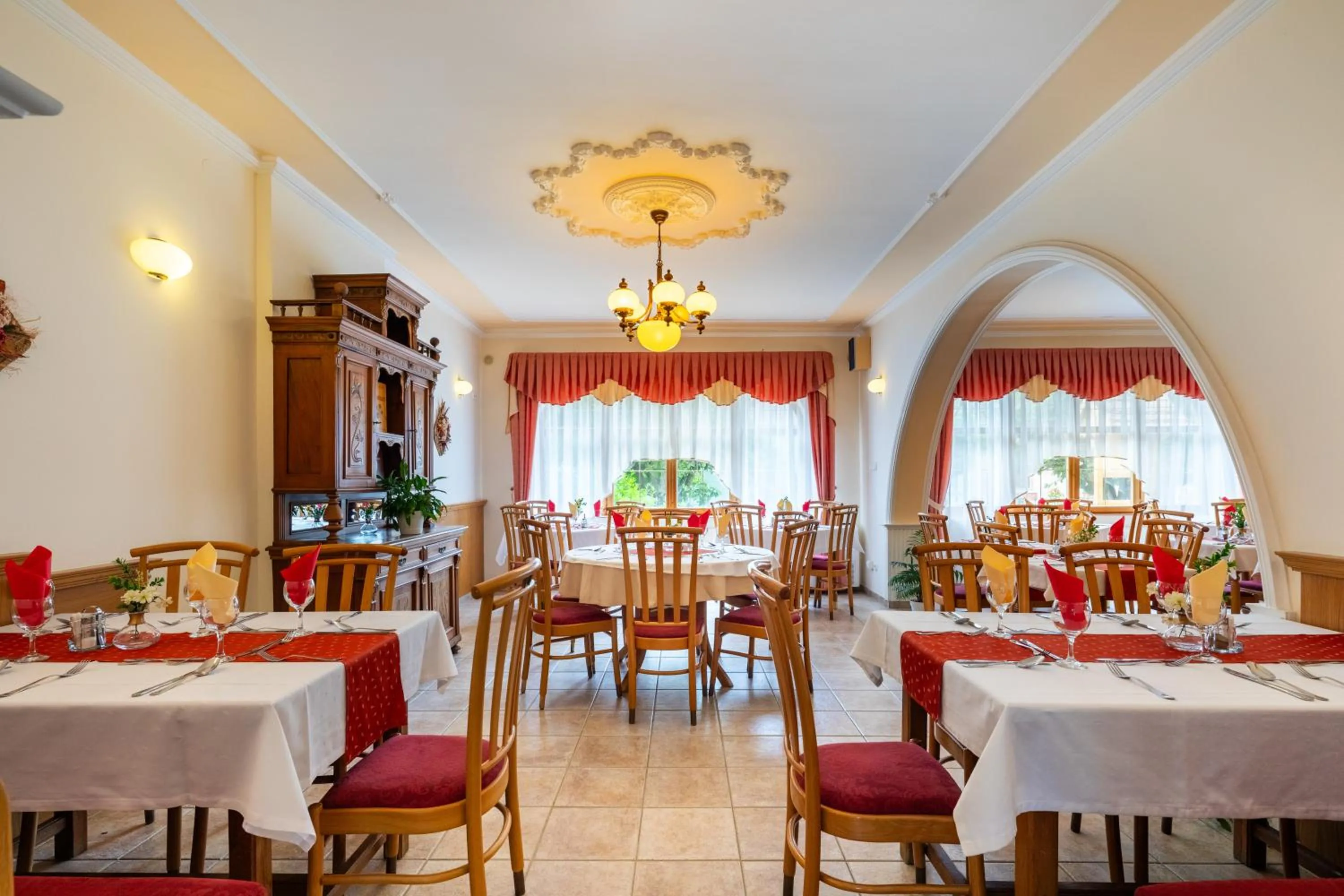 Restaurant/places to eat in Hajdú Kastély Hotel