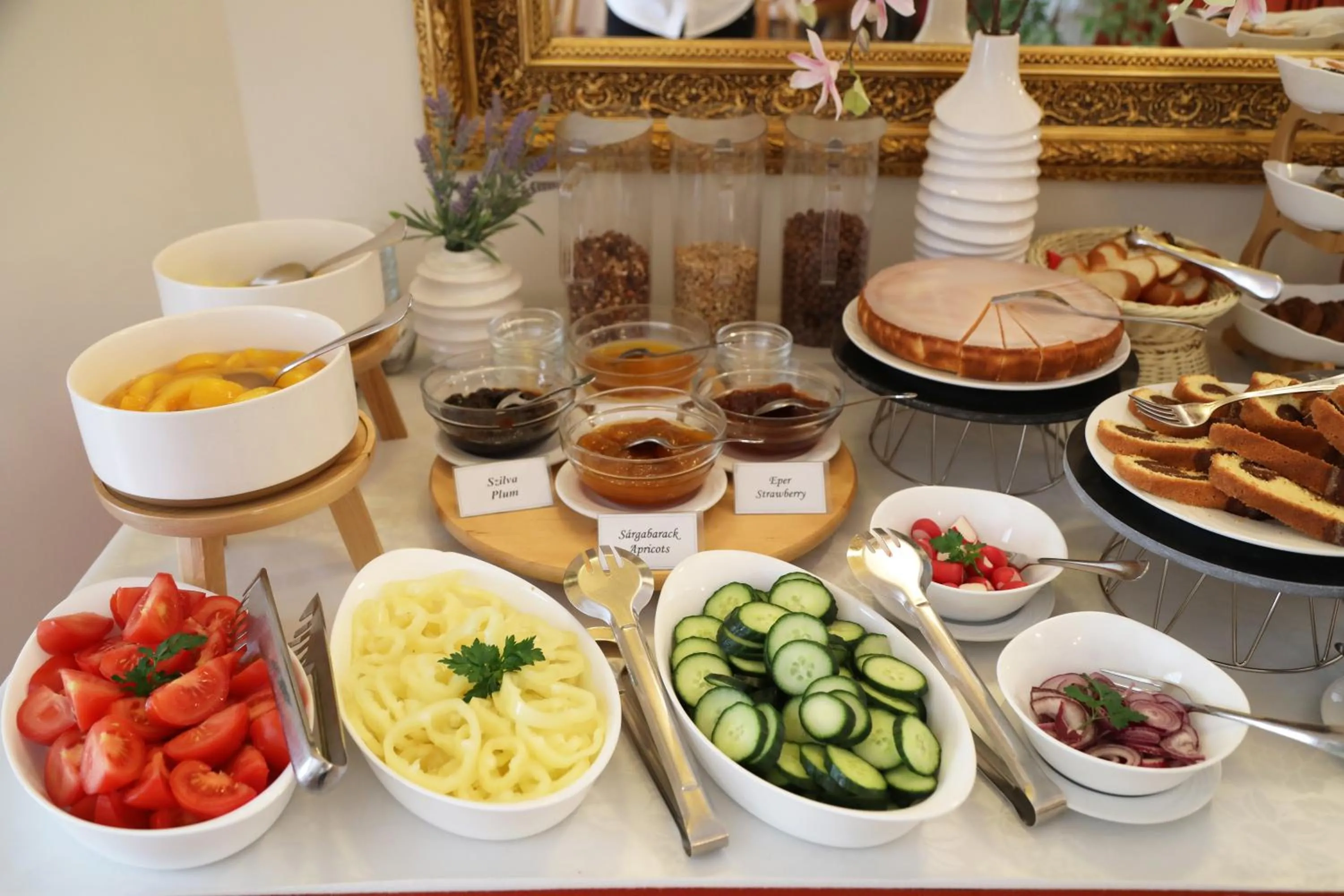 Breakfast in Hajdú Kastély Hotel