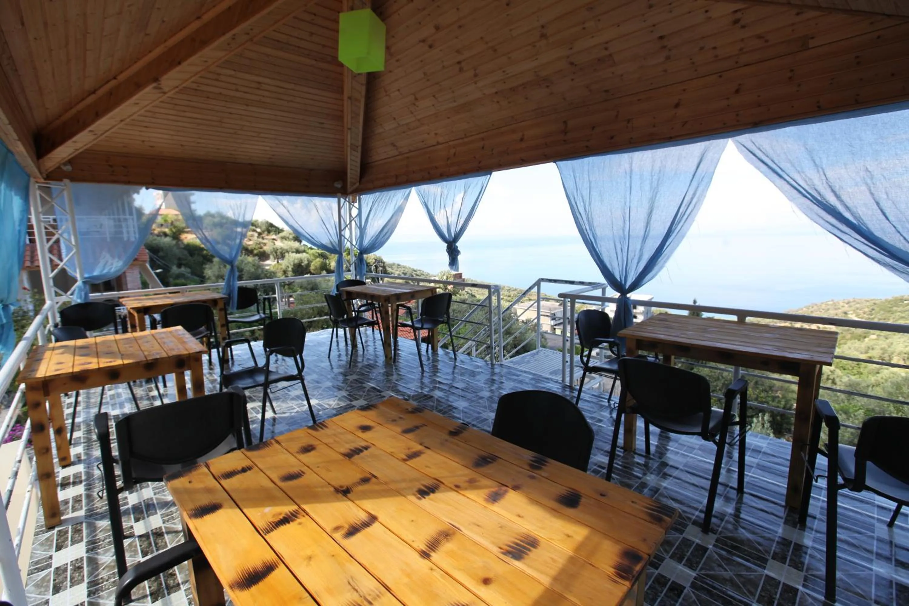 Restaurant/places to eat in Vila Riza Veliu