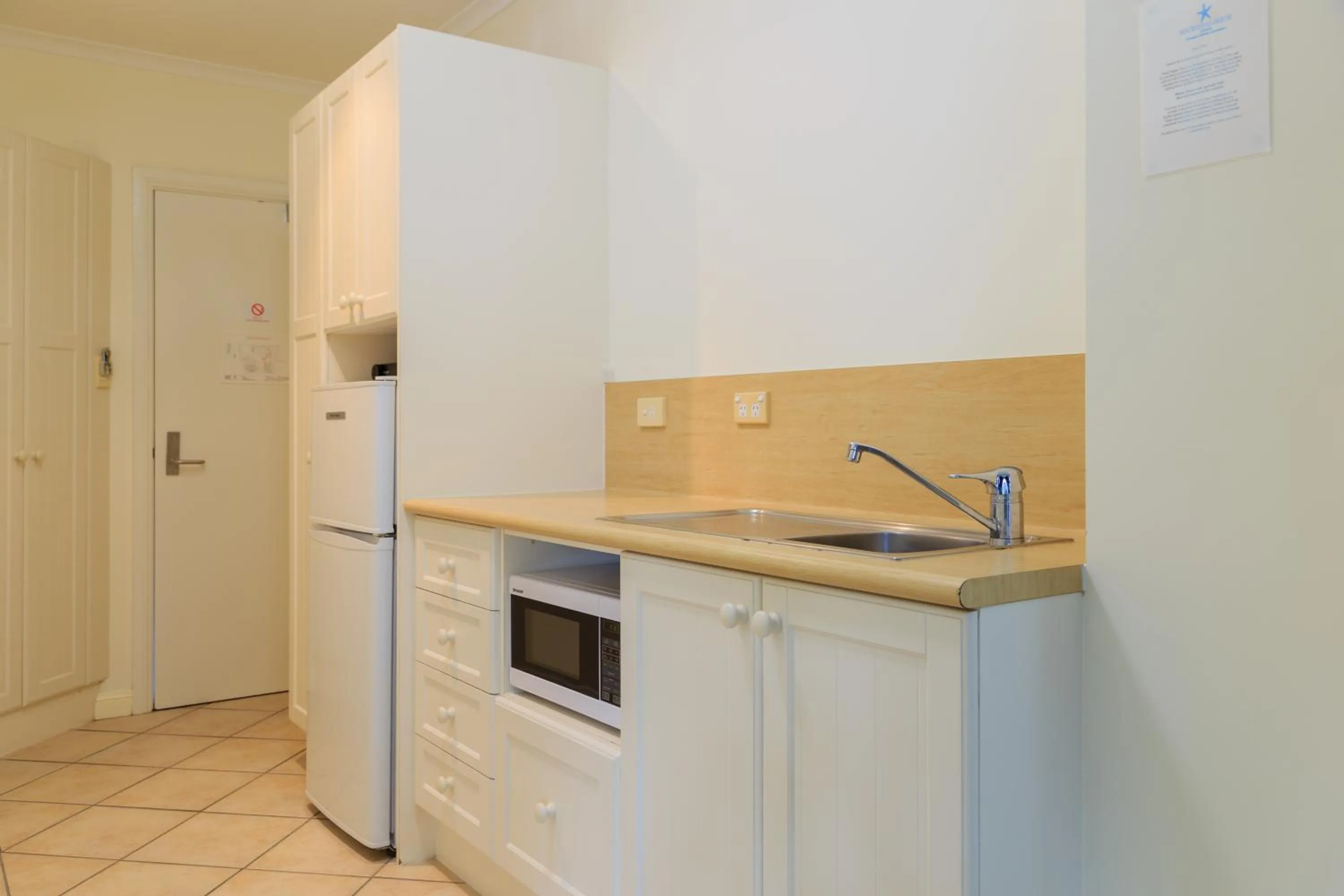 Kitchen or kitchenette in Macrossan House Boutique Holiday Apartments