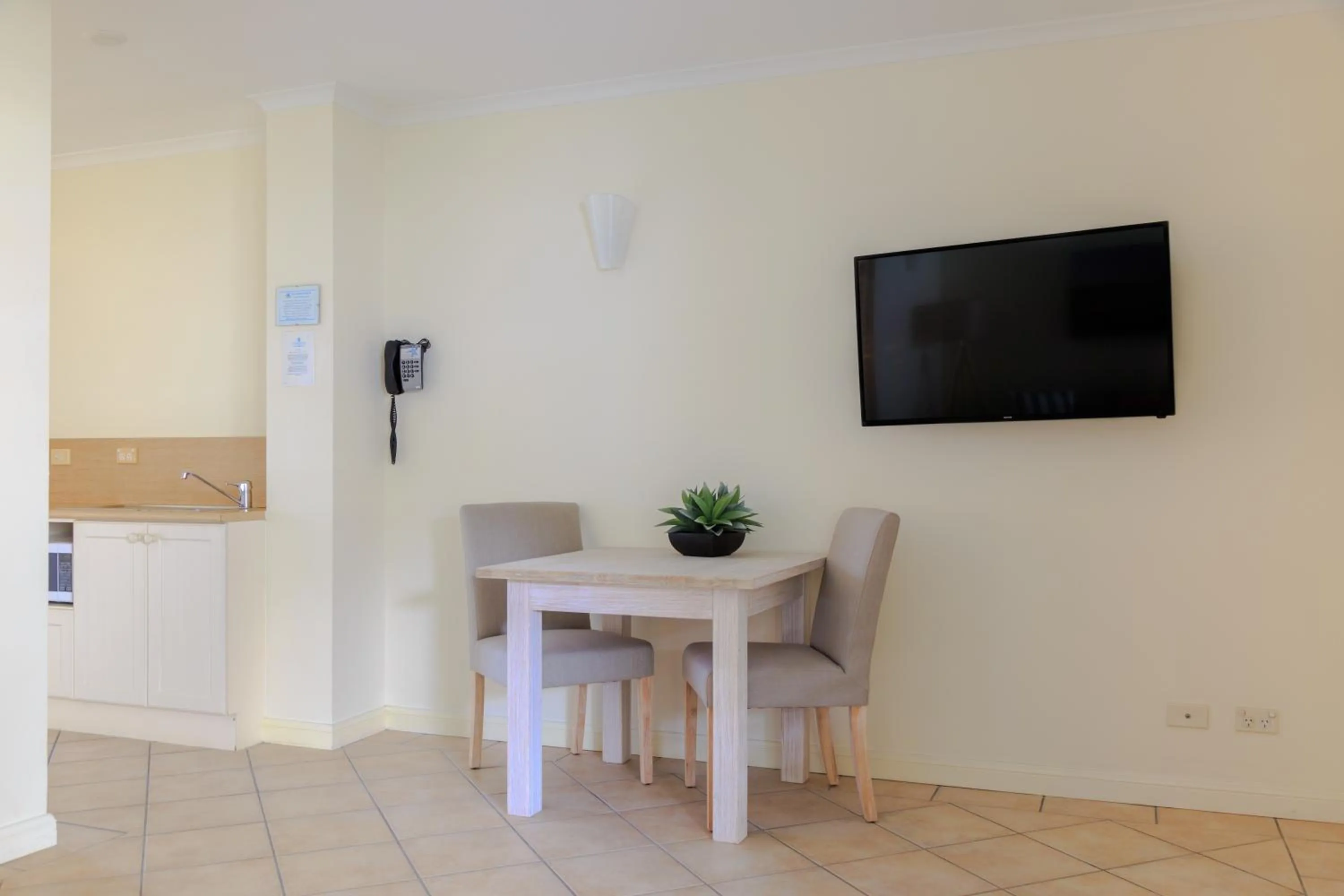 Dining area in Macrossan House Boutique Holiday Apartments