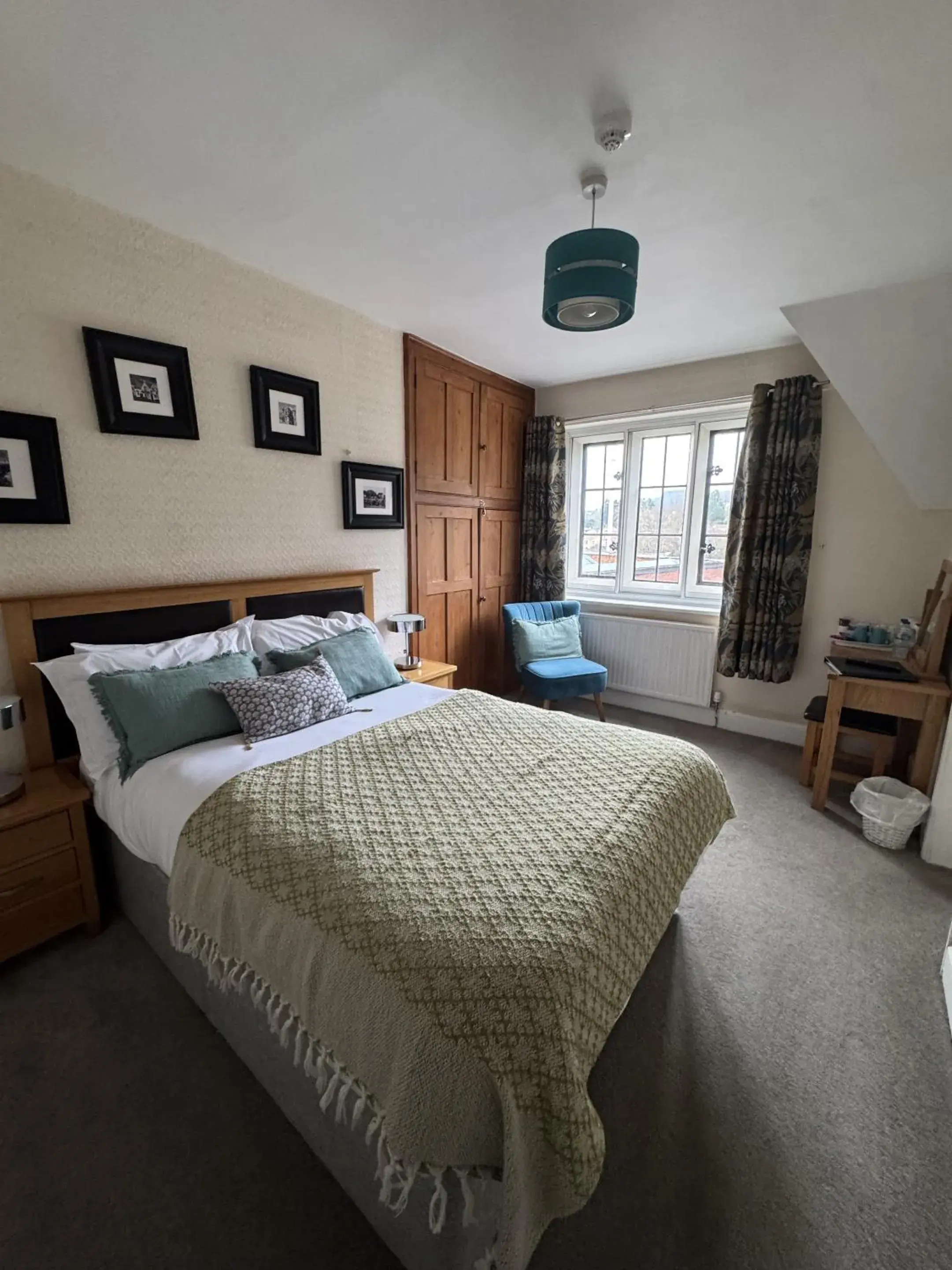 Bedroom, Bed in The Clothiers Arms Bedroom, Bed in The Clothiers Arms