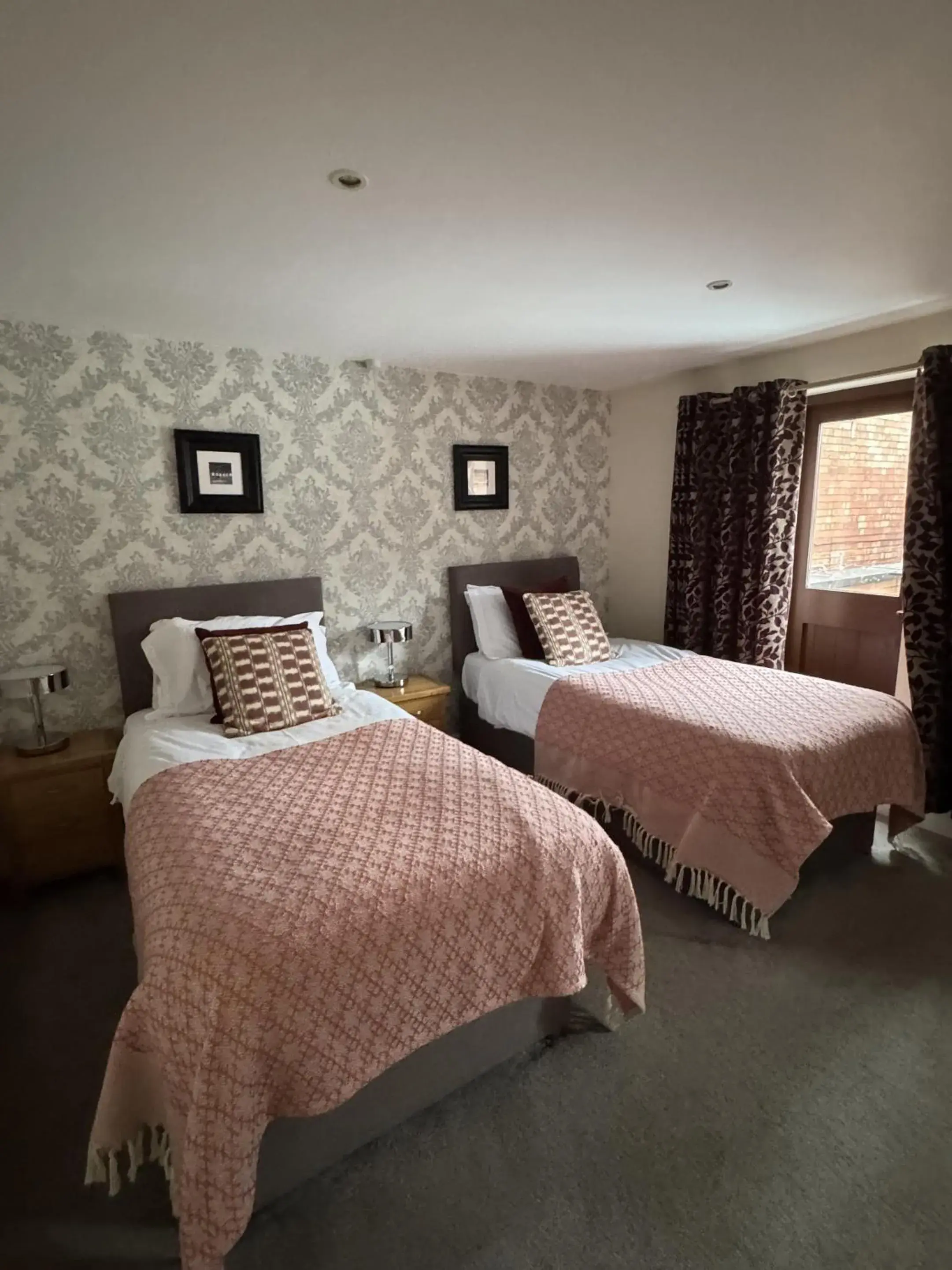 Bedroom, Bed in The Clothiers Arms Bedroom, Bed in The Clothiers Arms