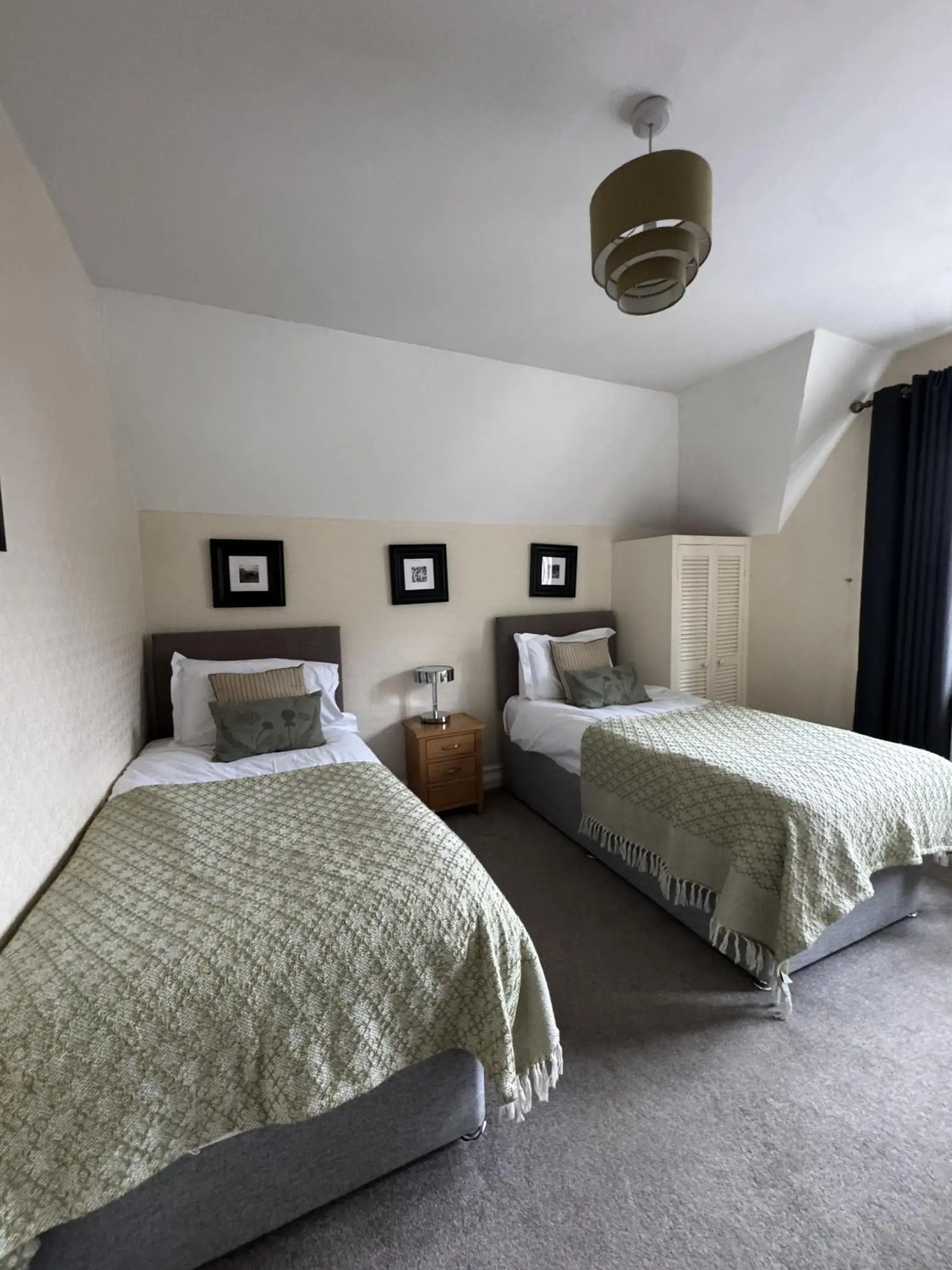 Bedroom, Bed in The Clothiers Arms Bedroom, Bed in The Clothiers Arms