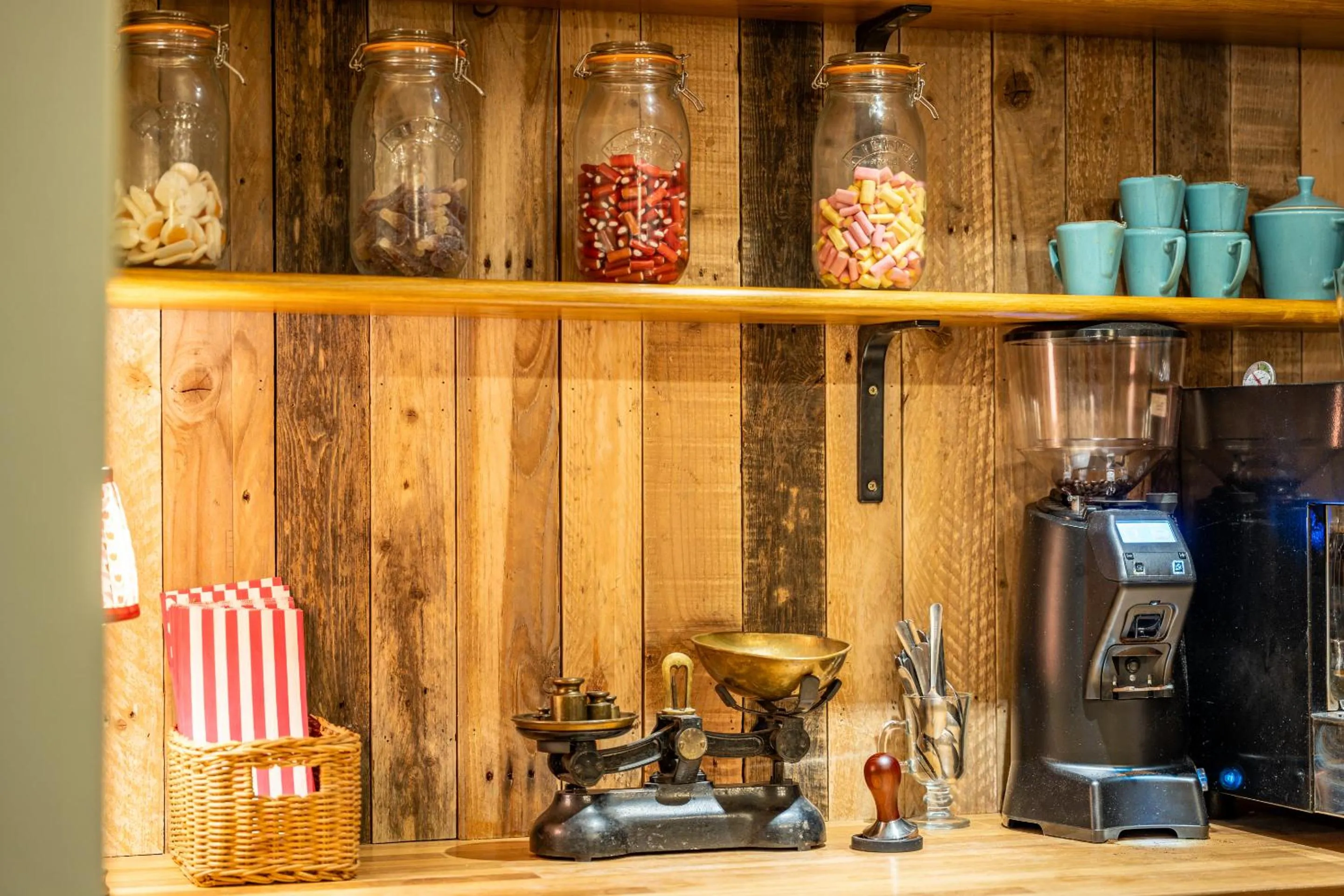 Food and drinks in The Clothiers Arms