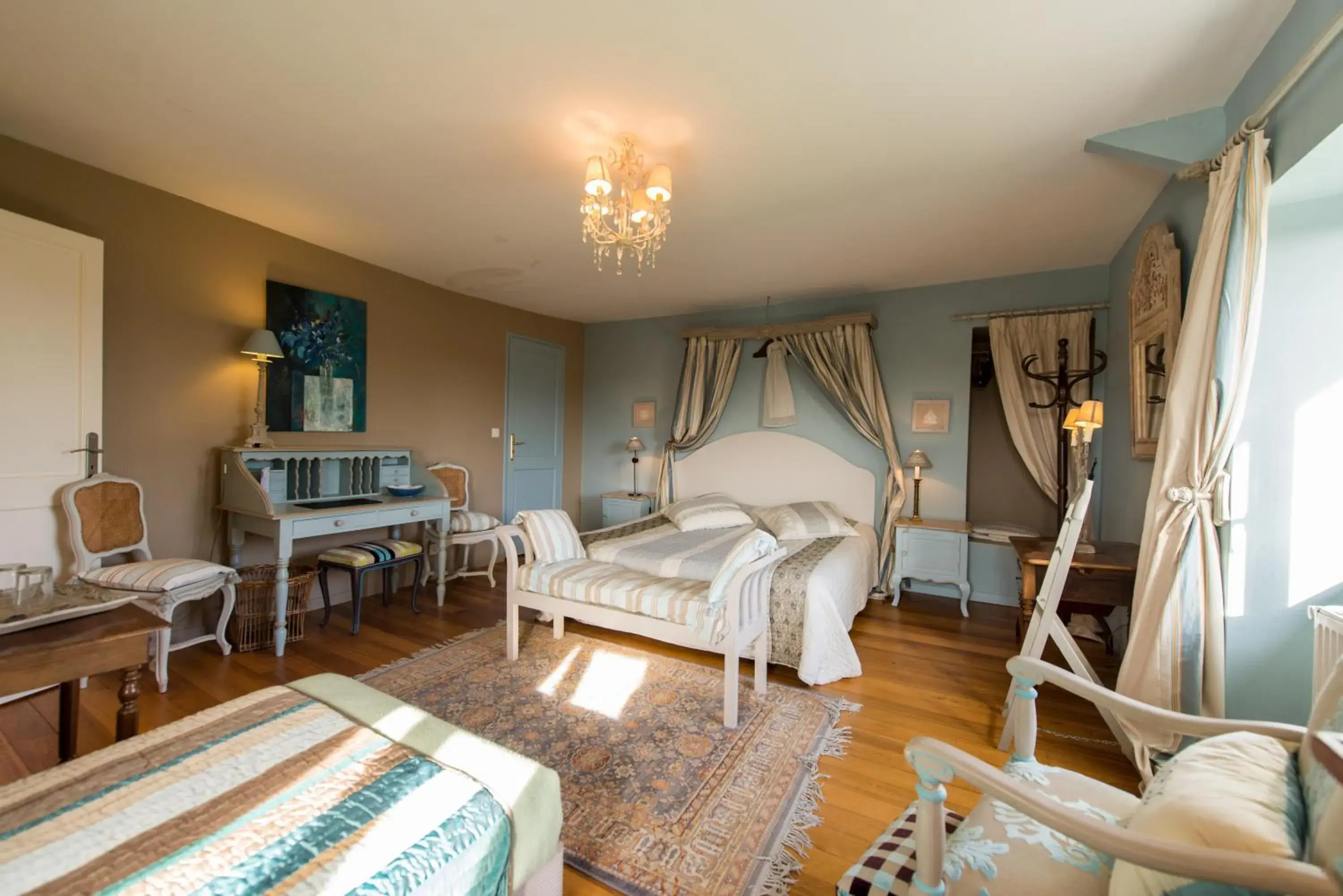 Shower, Bed in Chambres d'hotes Saint Malo La Barbinais Bed&Breaksfast Shower, Bed in Chambres d'hotes Saint Malo La Barbinais Bed&Breaksfast